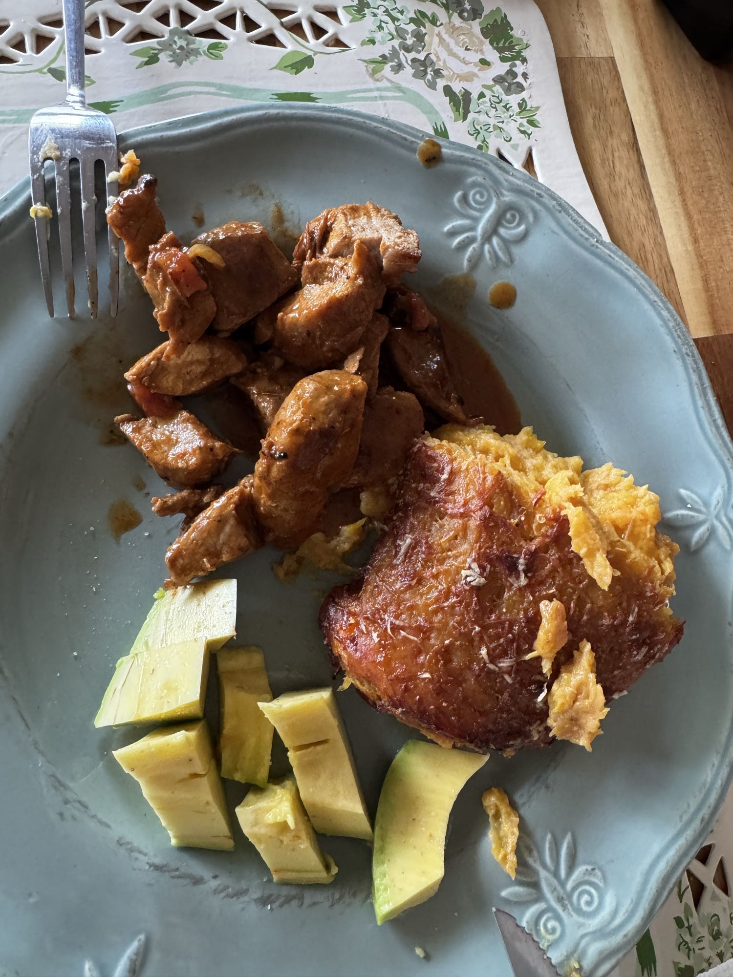 Pollo con pastel y aguacate