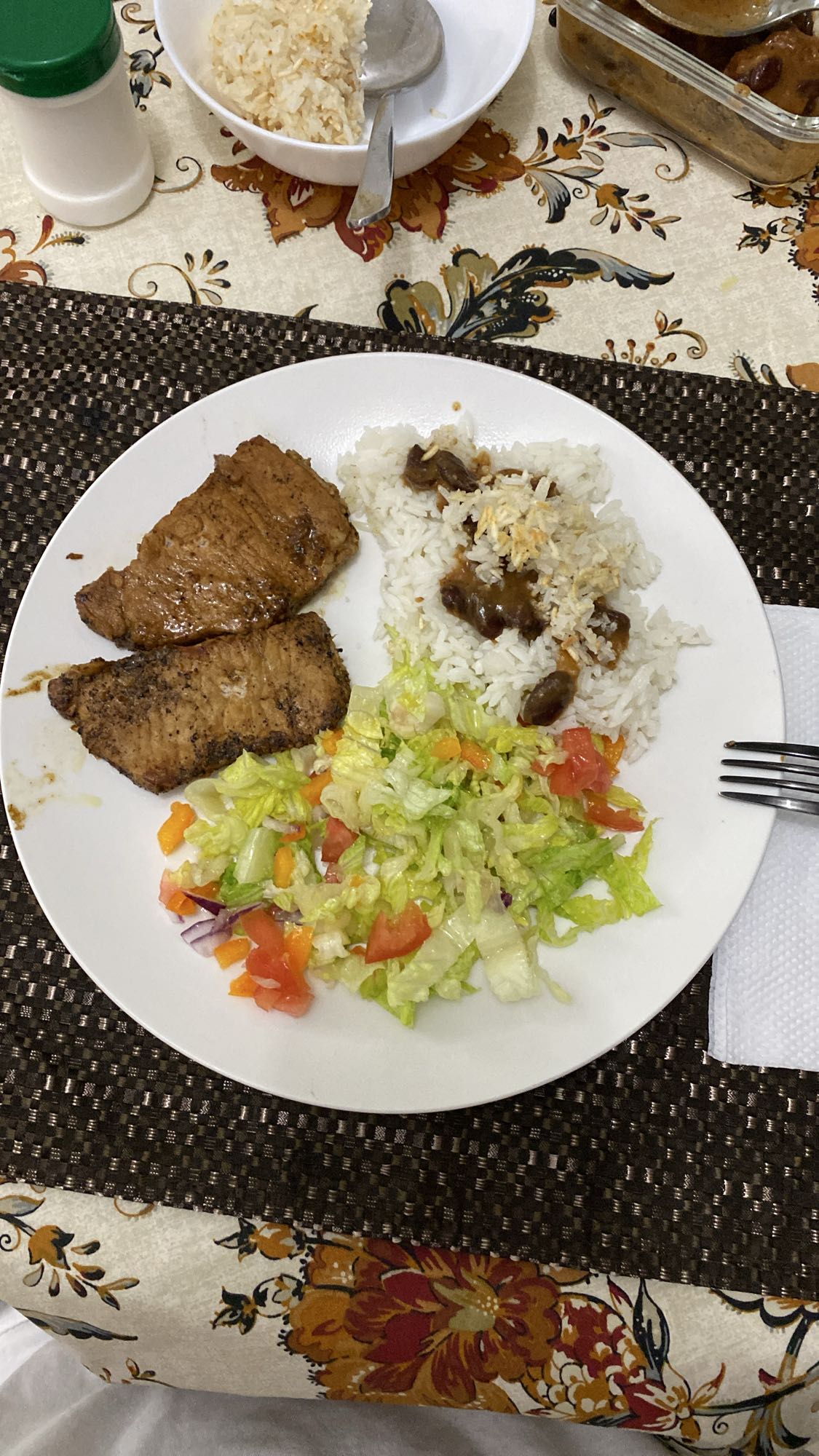 carne con arroz y ensalada