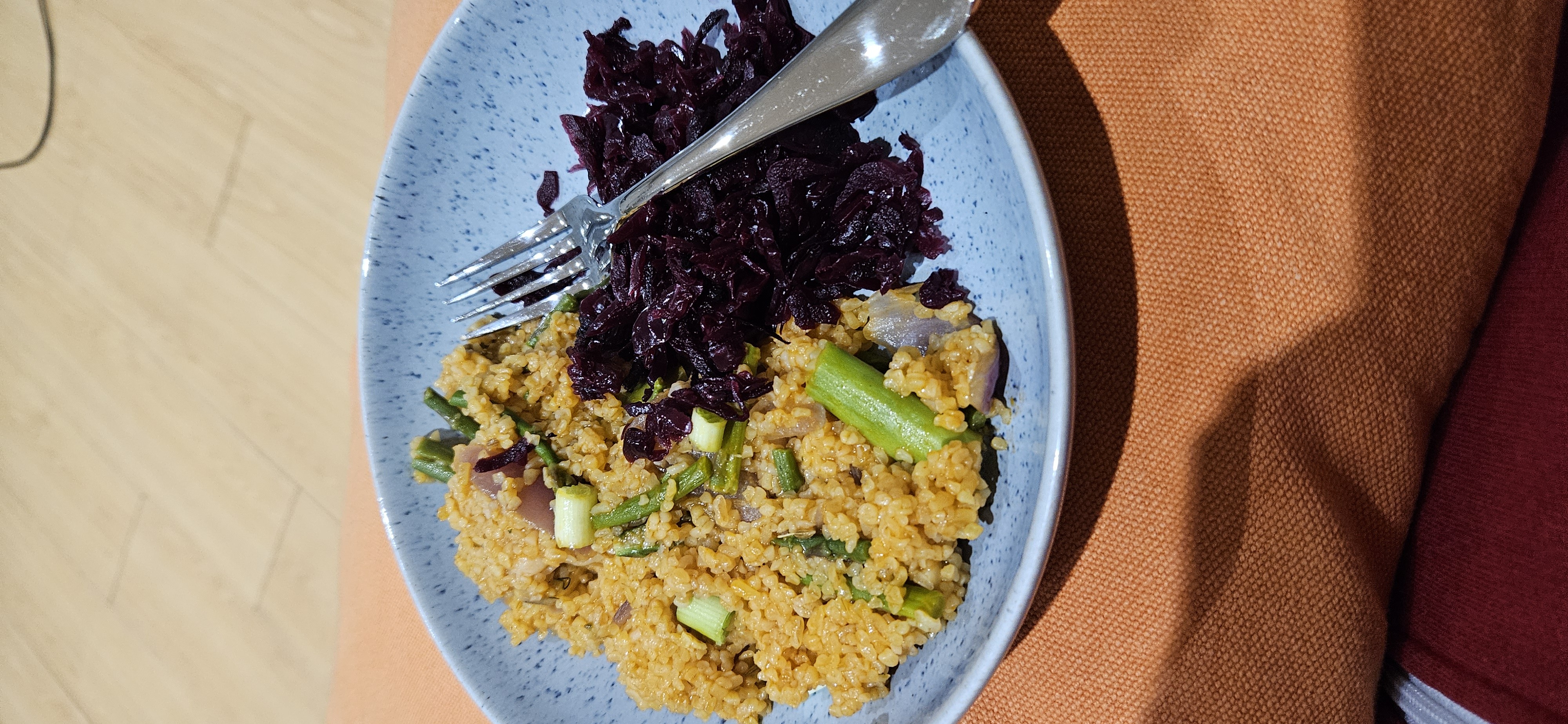 Bulgur with Red Cabbage and Prawns