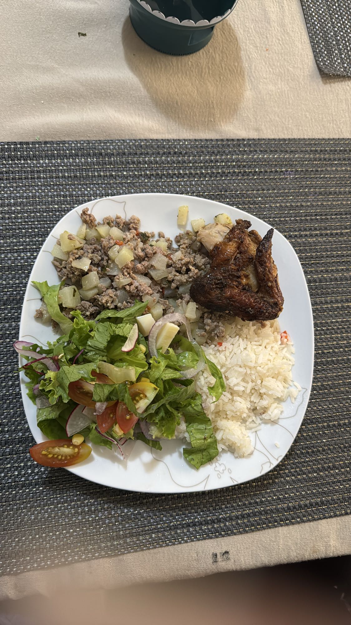 pollo con arroz, ensalada y picadillo de chayote con carne molida