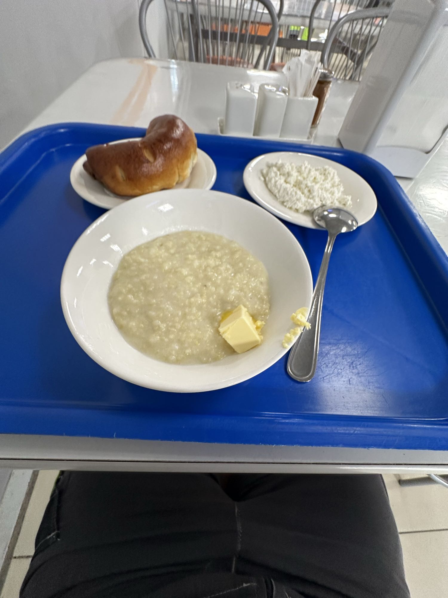 Каша с булочкой и творогом