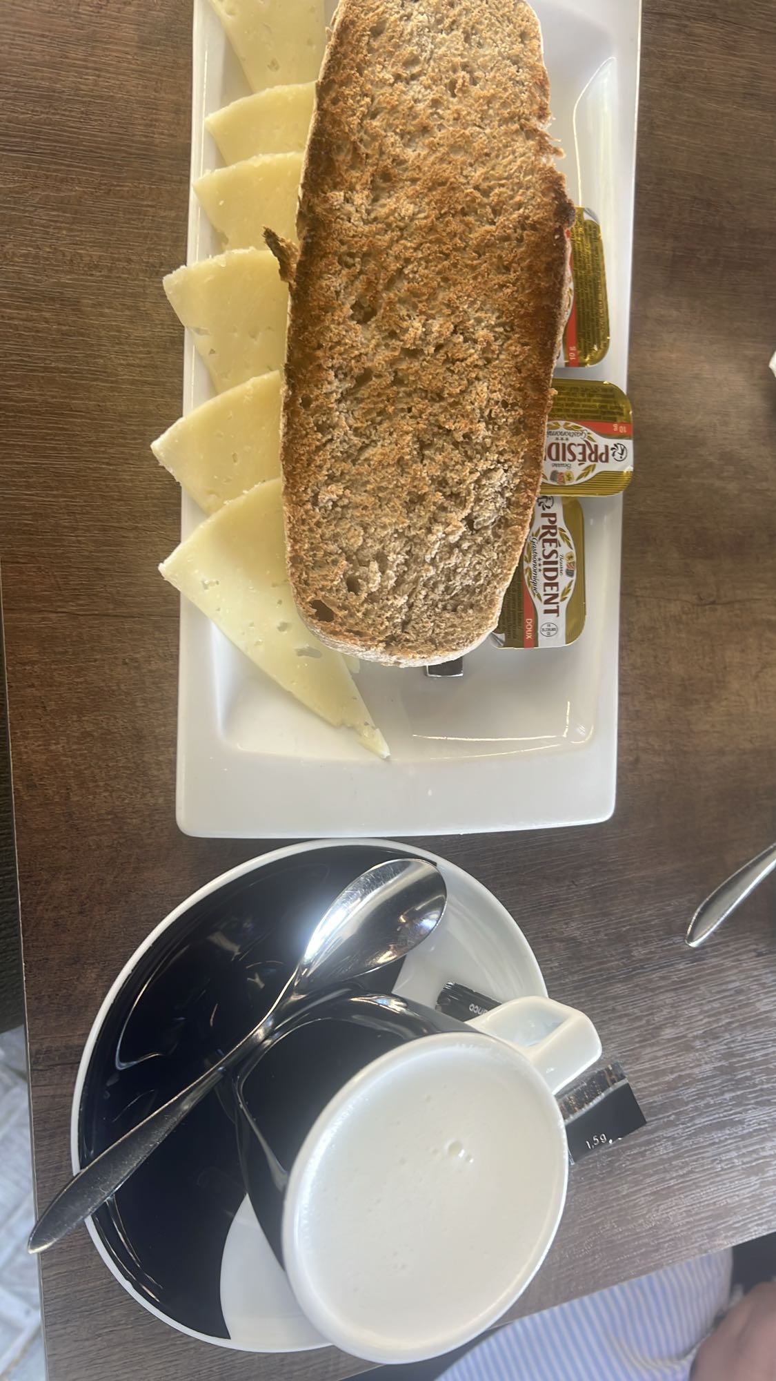Pan con queso y café