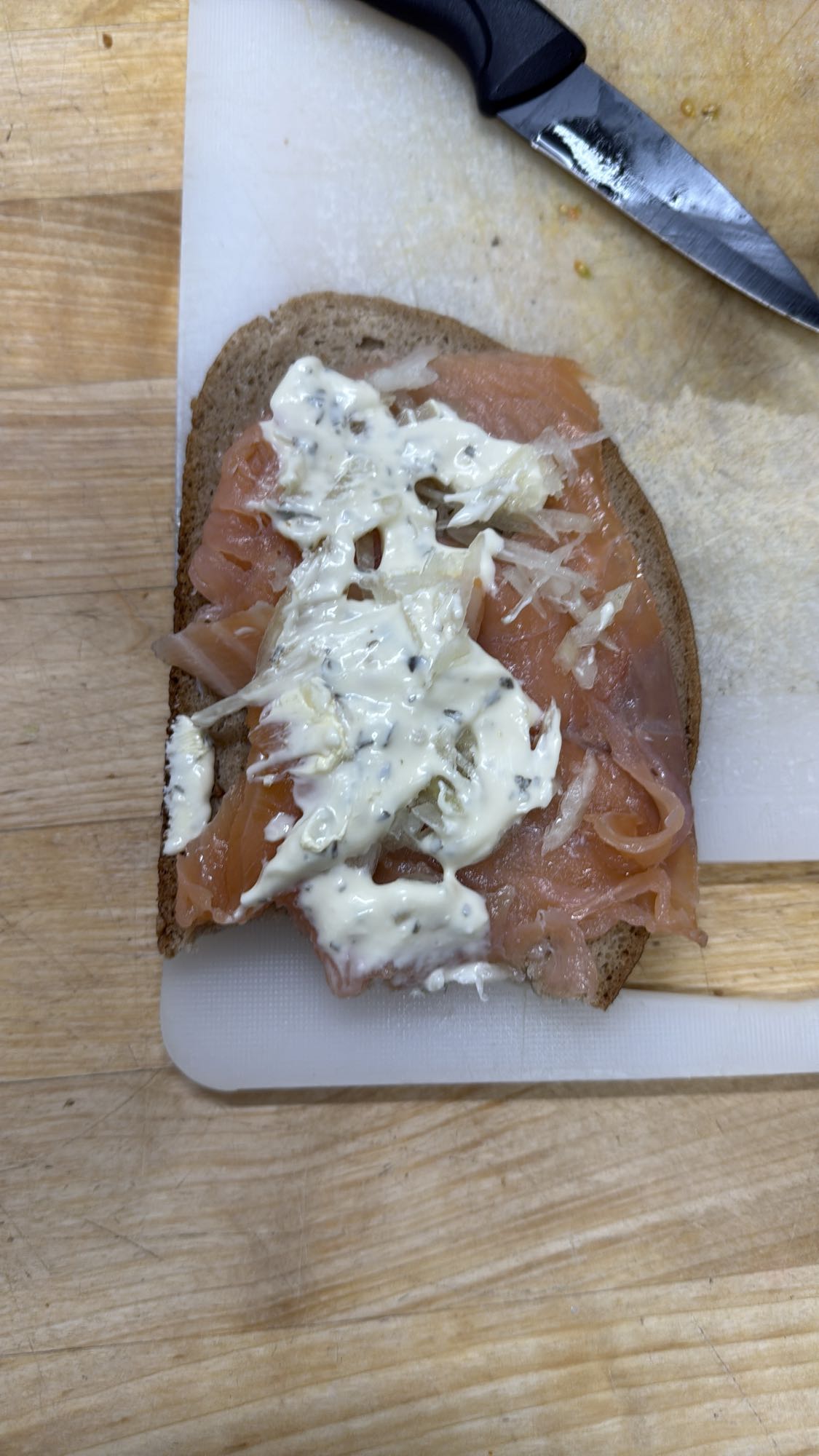 Zalmtoast met saus