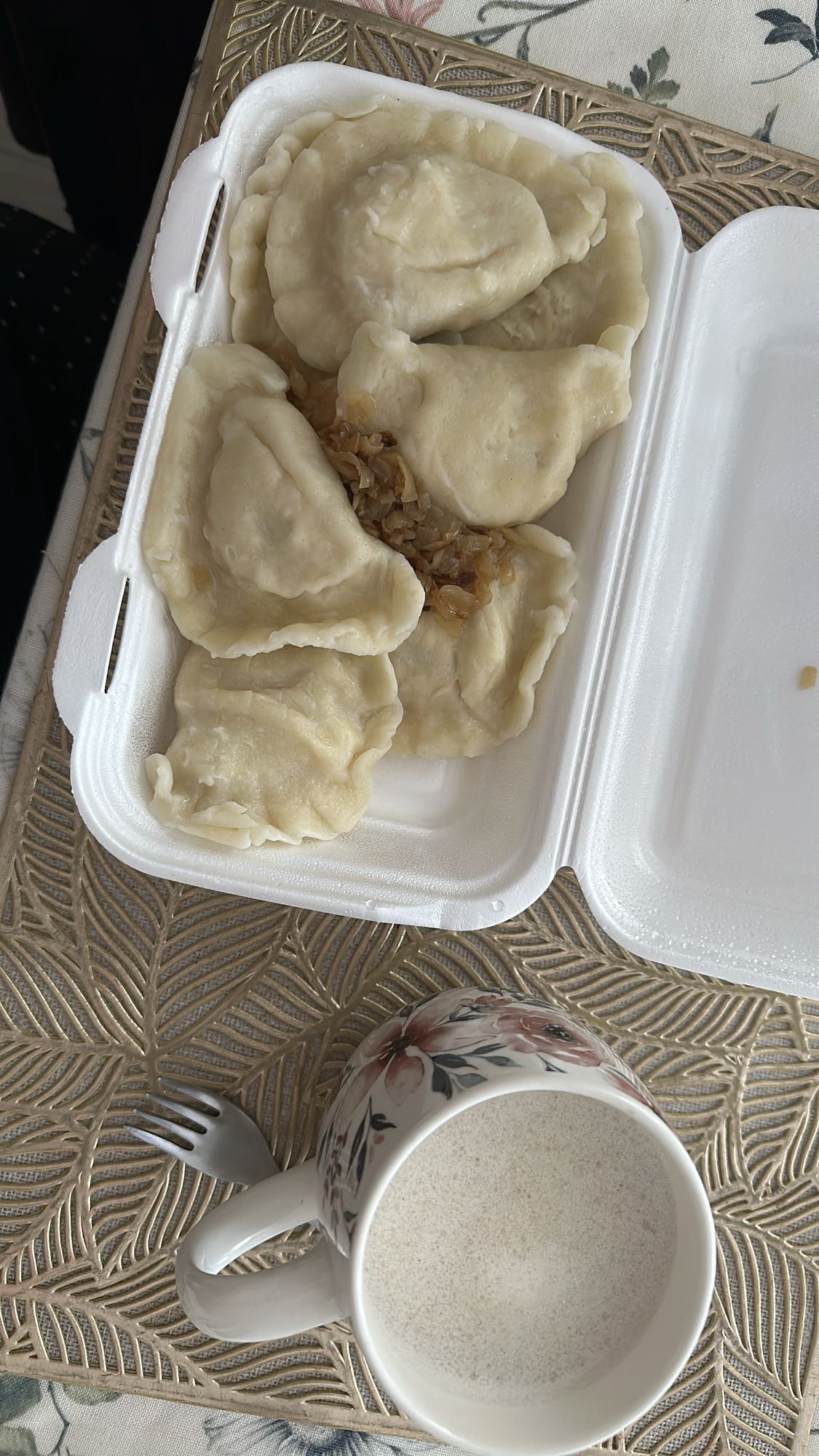 Pierogi z cebulką i kawa
