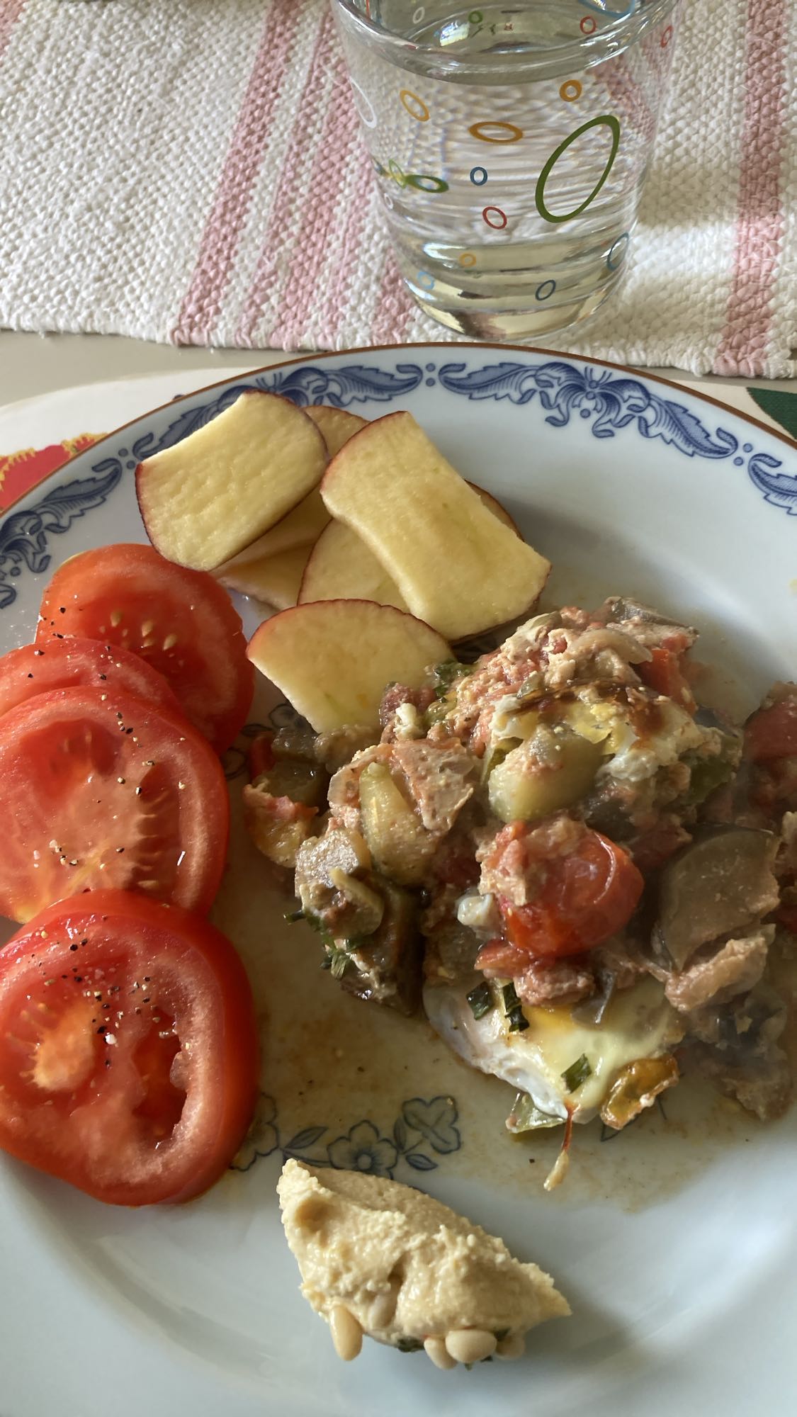 Grönsaker med äpple och hummus