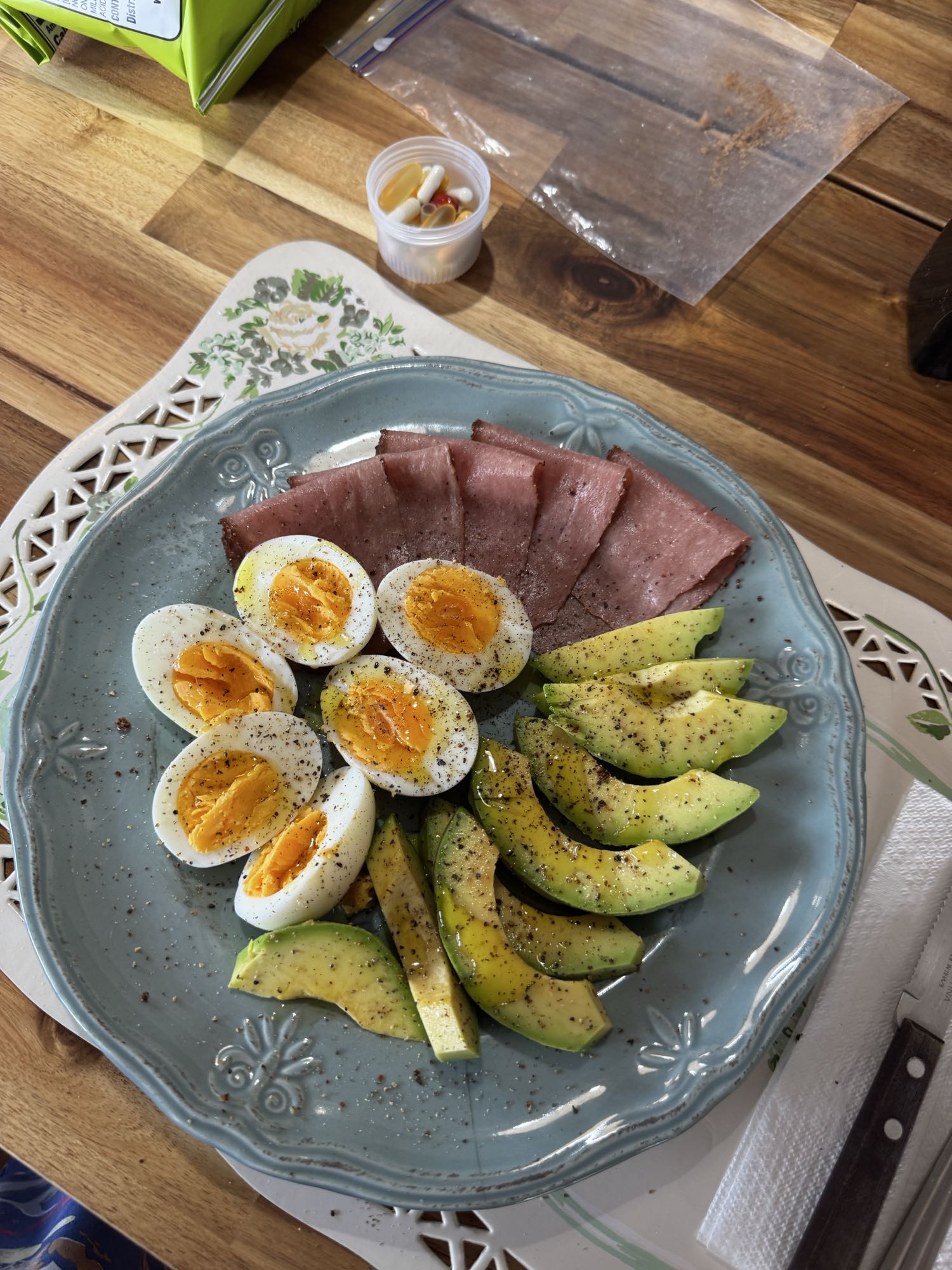 Huevos con aguacate y jamón