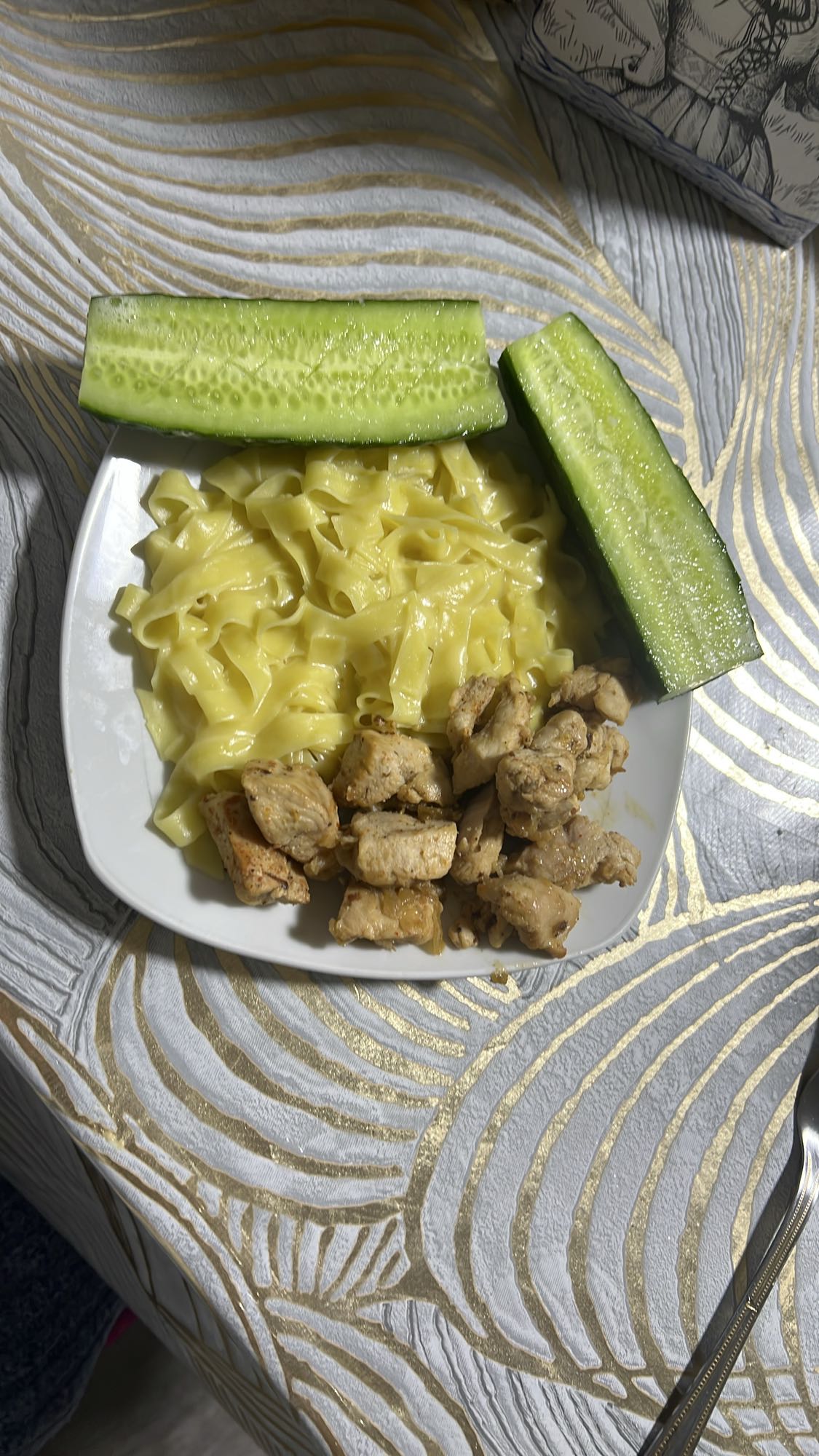 Паста с курицей и огурцом