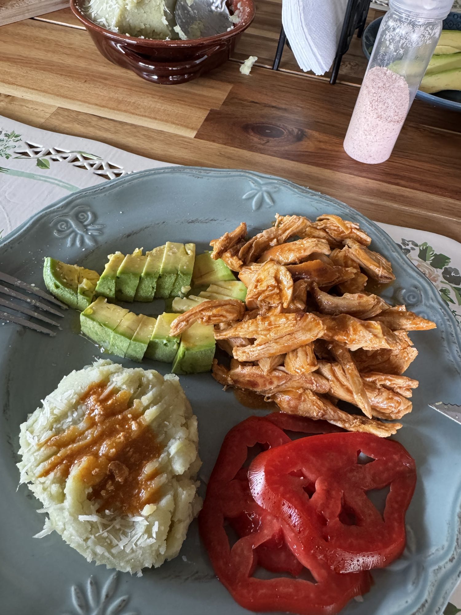 pollo con aguacate y puré