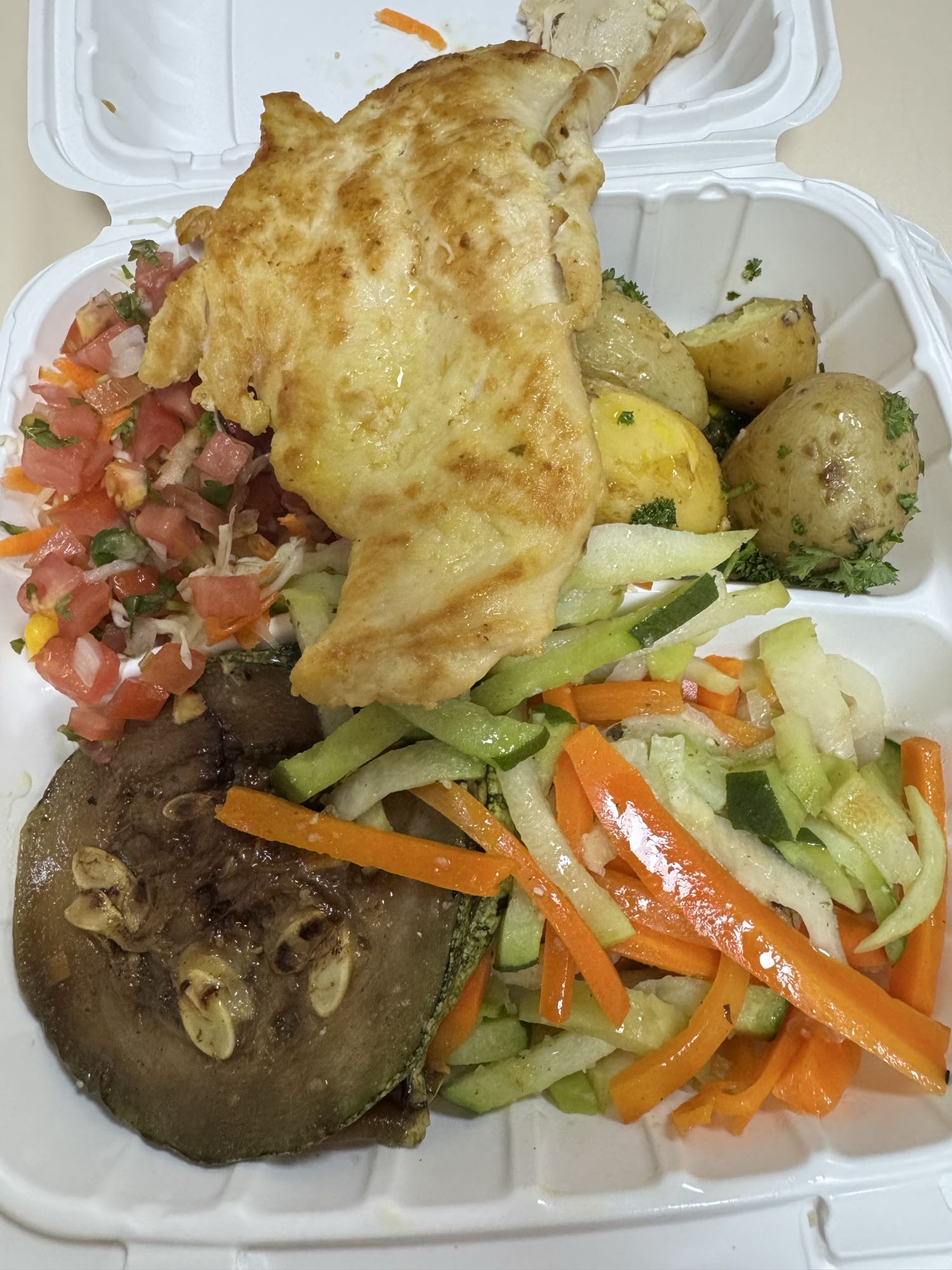 Pollo a la plancha con guarnición