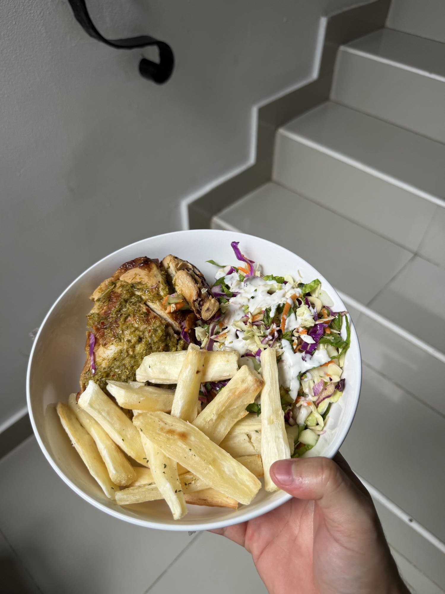 Pollo con yuca y ensalada