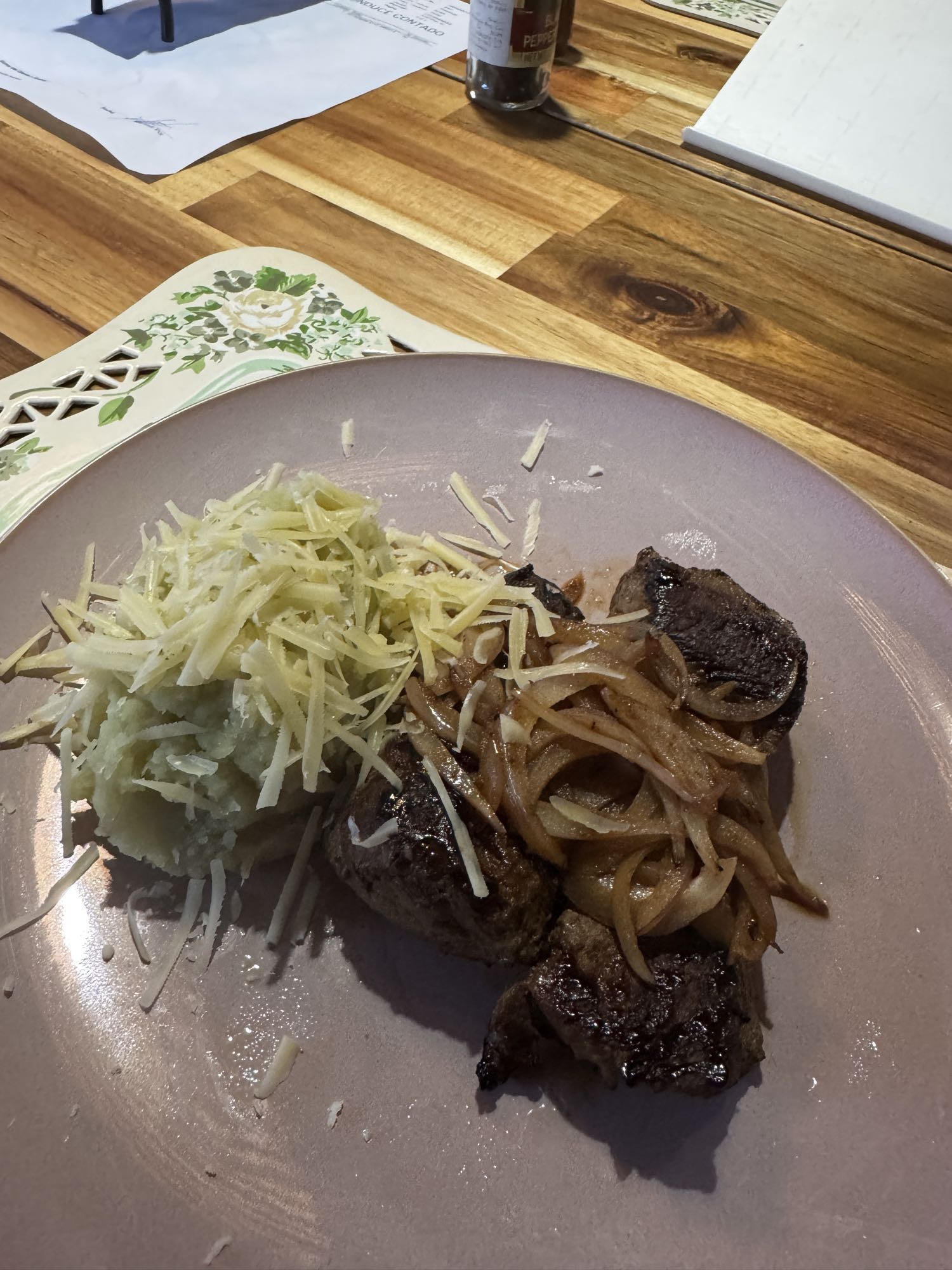 carne con puré y queso