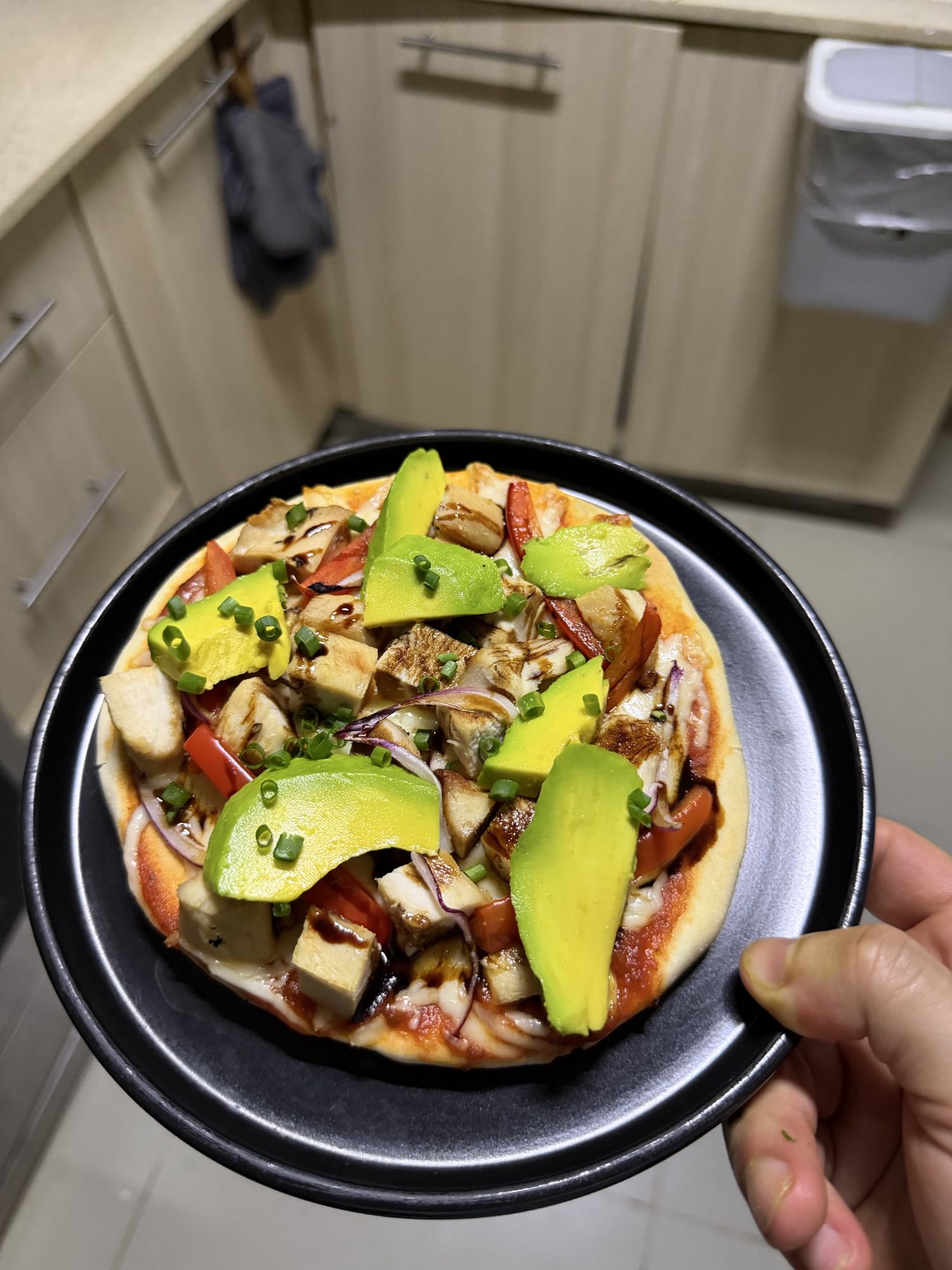 pizza con aguacate y pollo