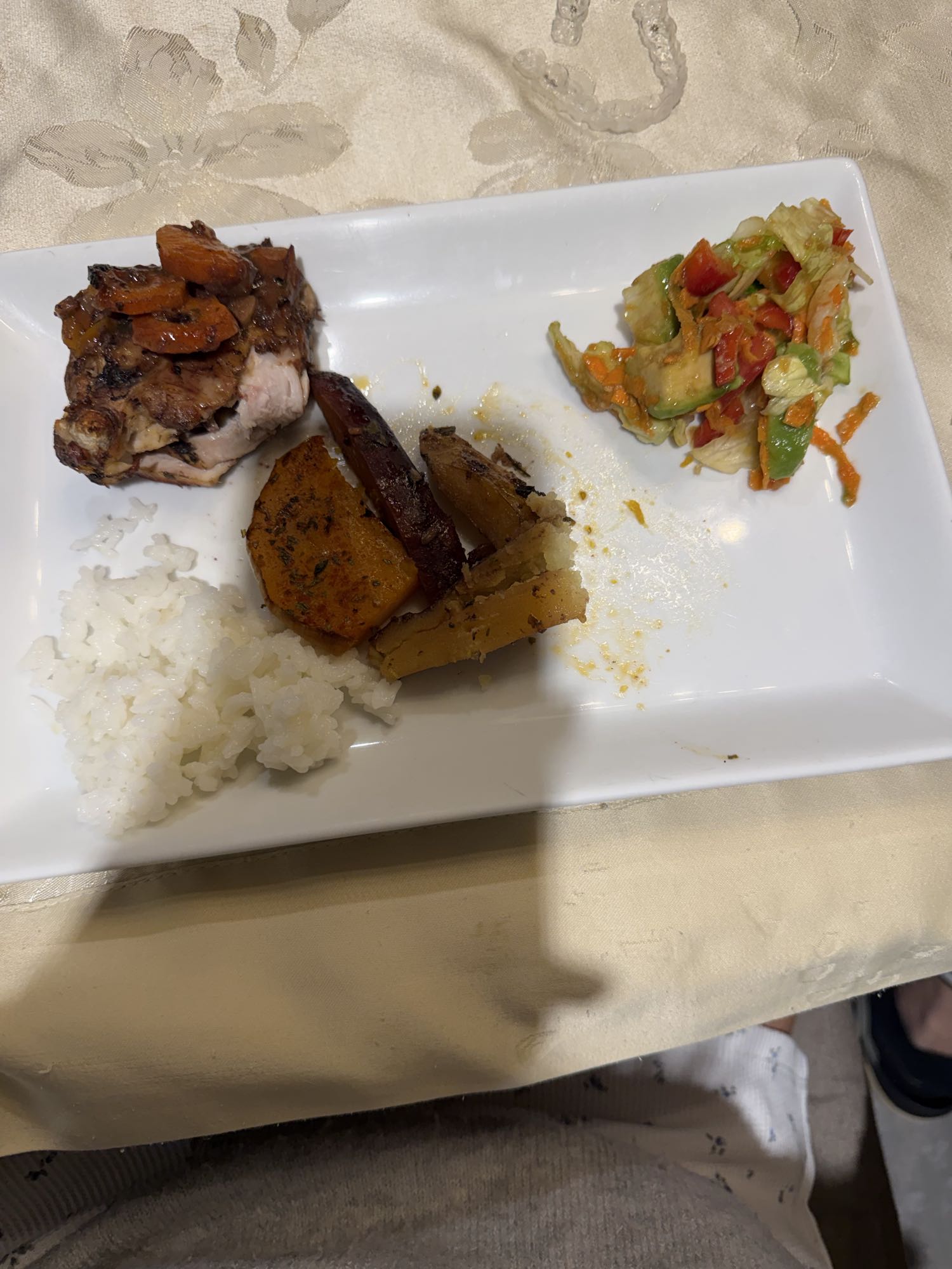 pollo con arroz y ensalada