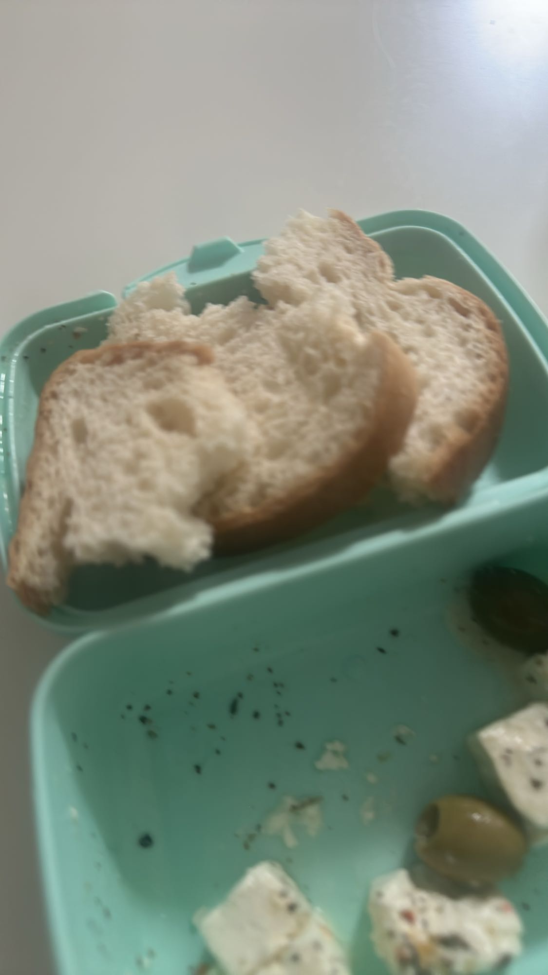 Ekmek peynir zeytin