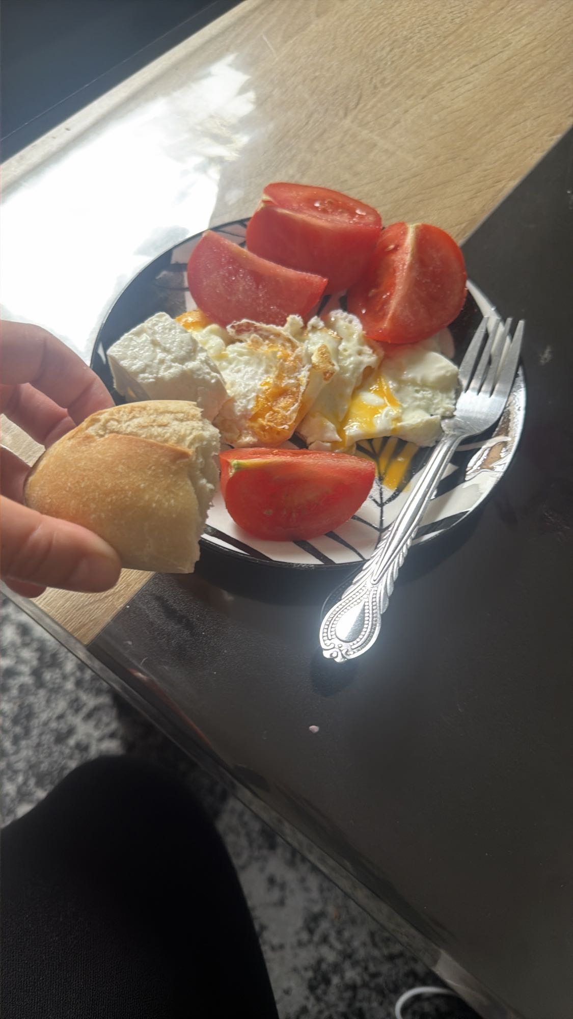 Ouă cu roșii și pâine