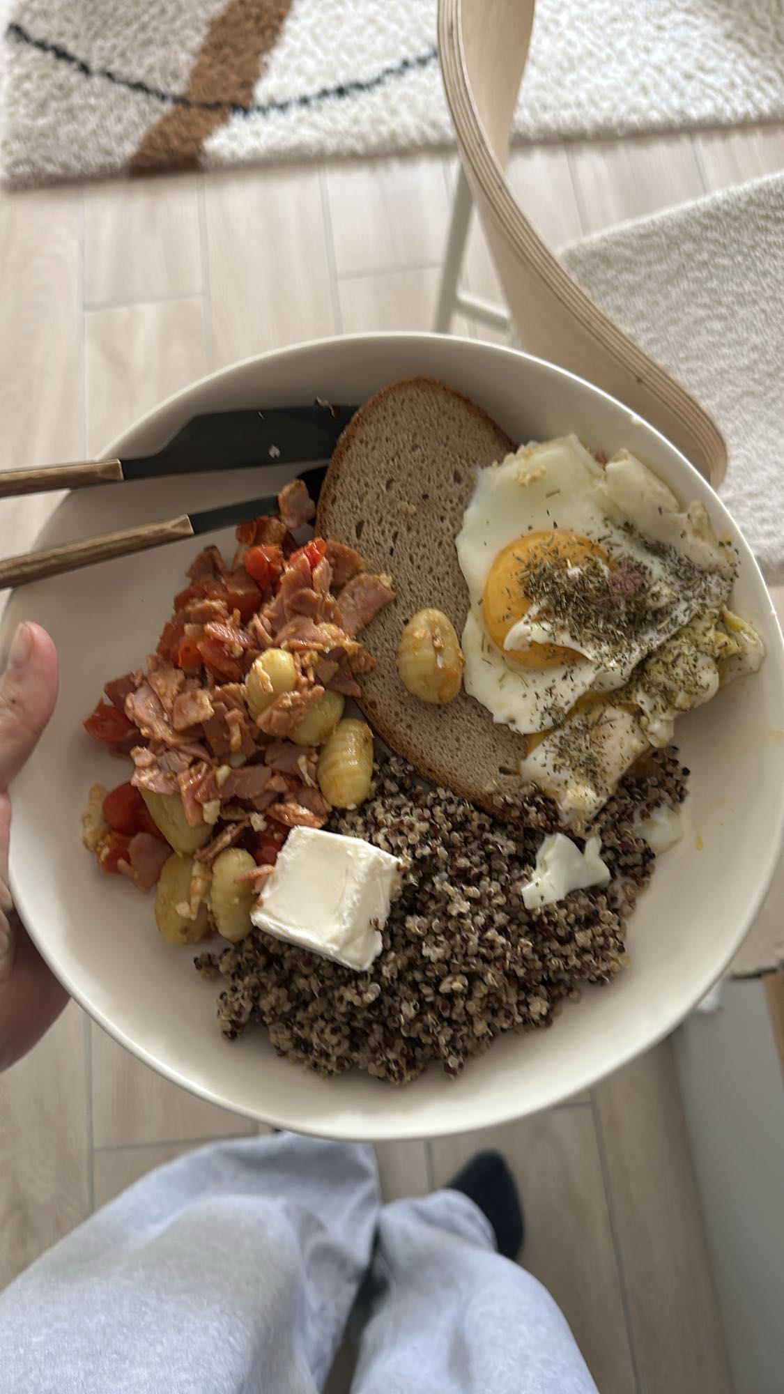 Bol quinoa oeufs et lardons