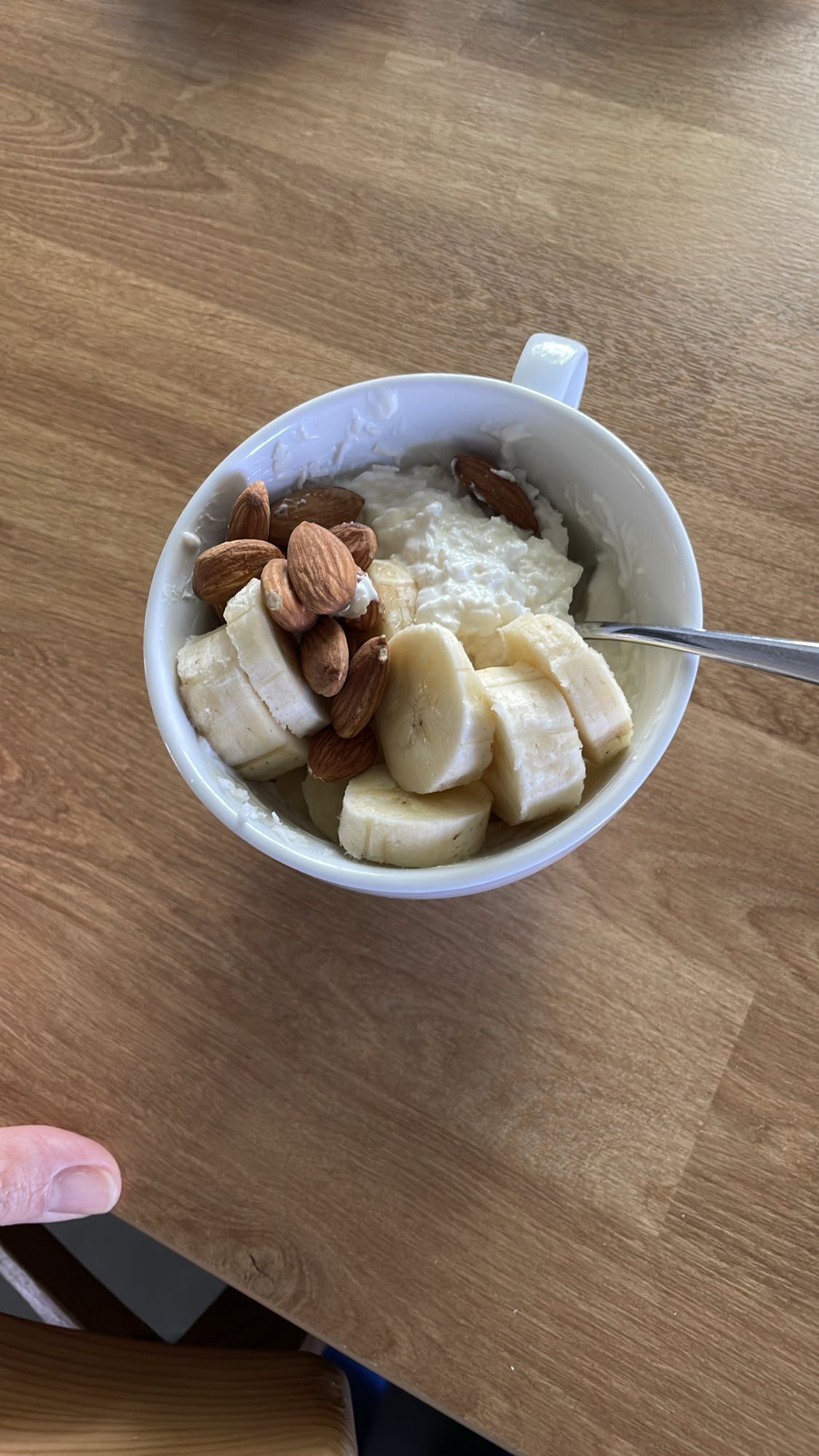Jogurt grecki z bananem, migdałami i wiórkami kokosowymi