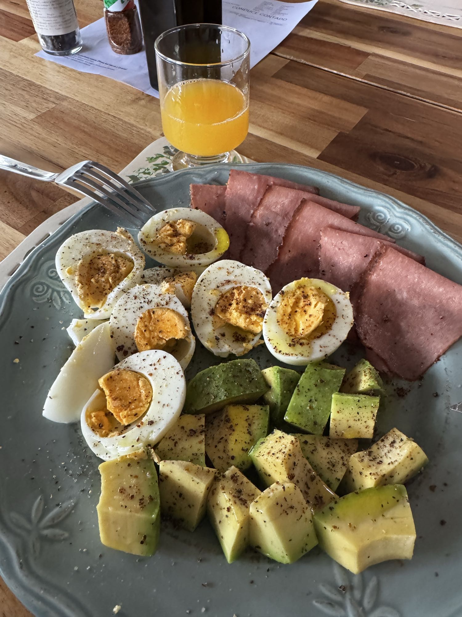 huevos con jamón y aguacate