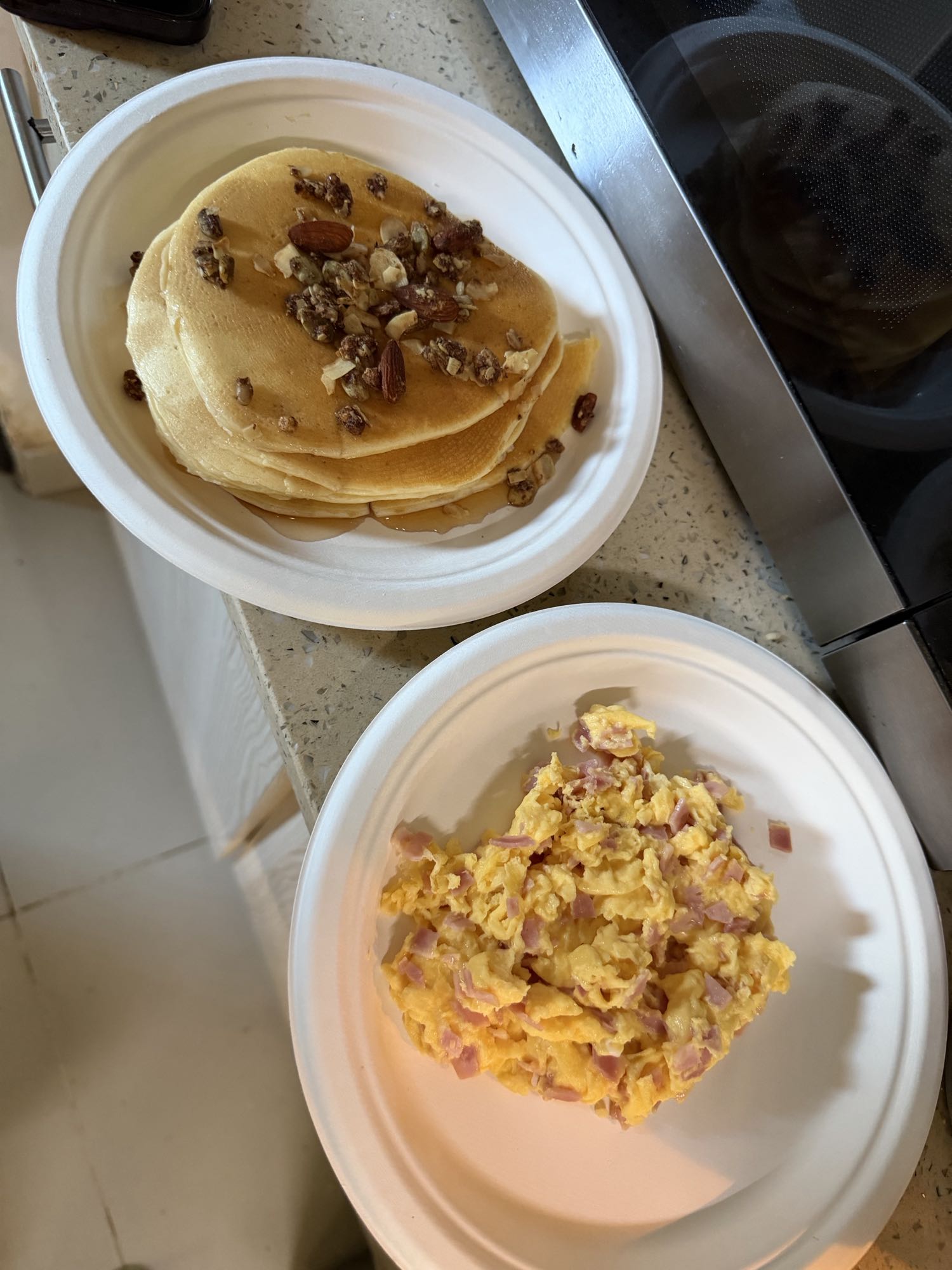 panqueque proteico con huevos revueltos y jamon