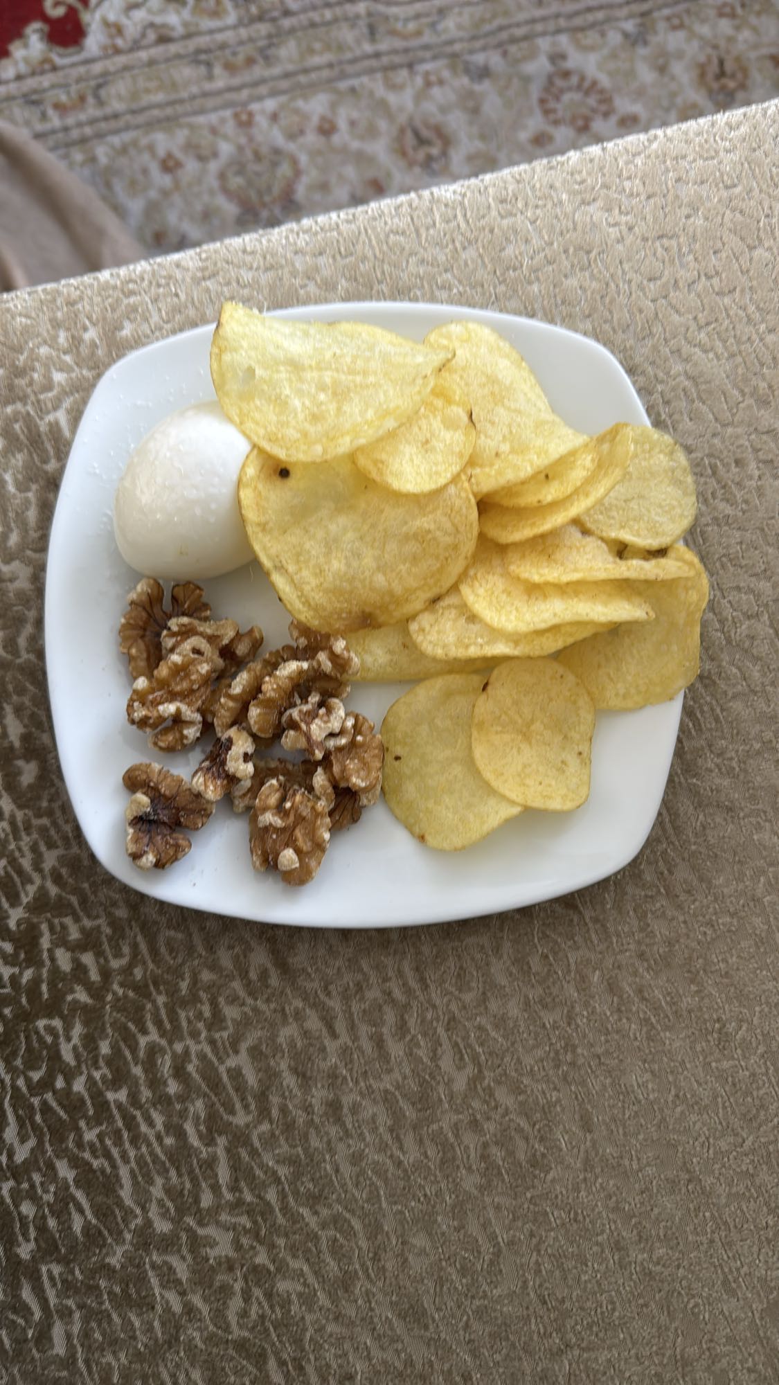 Chips met ei en walnoten