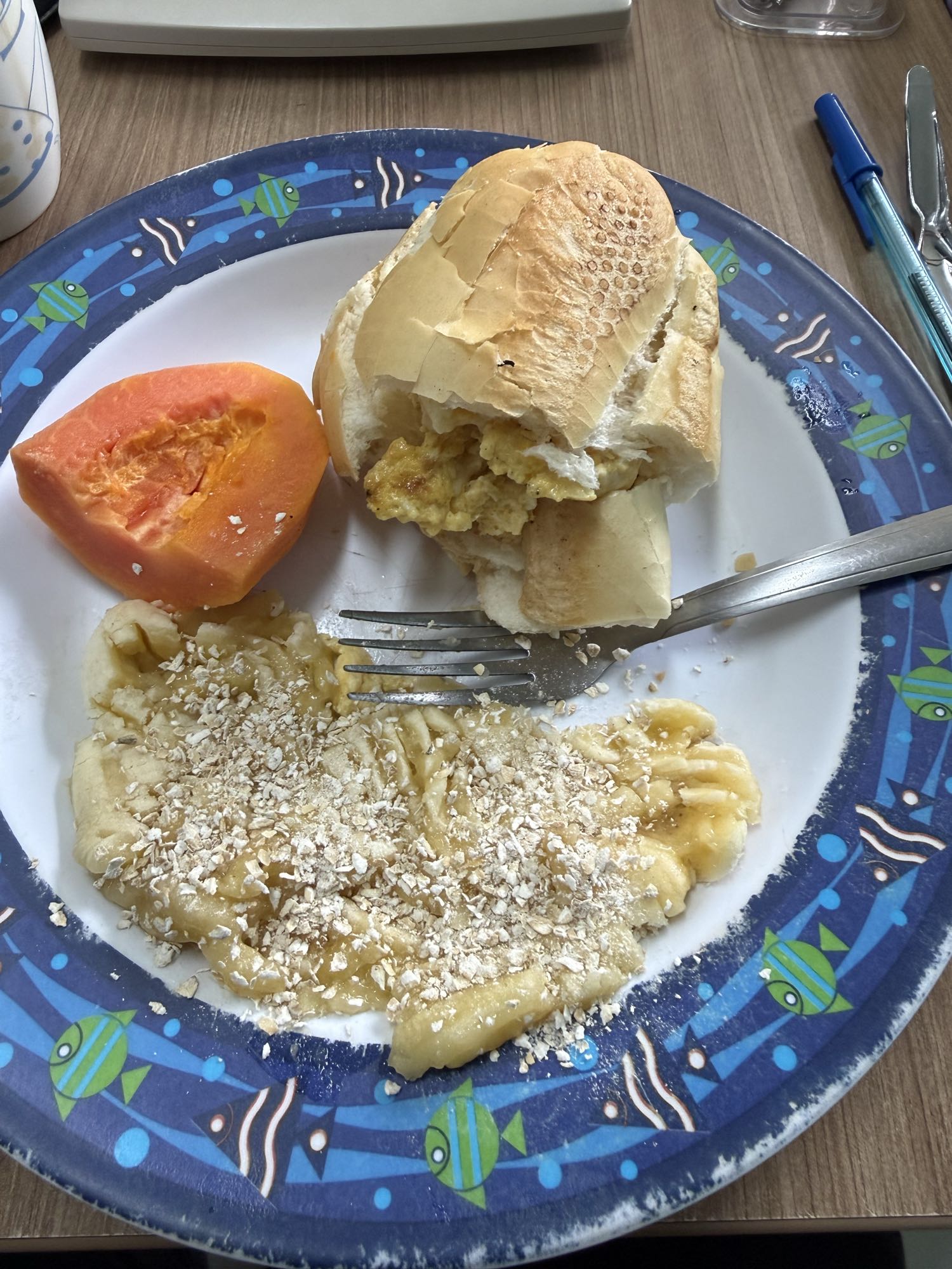 Pão com ovo e frutas