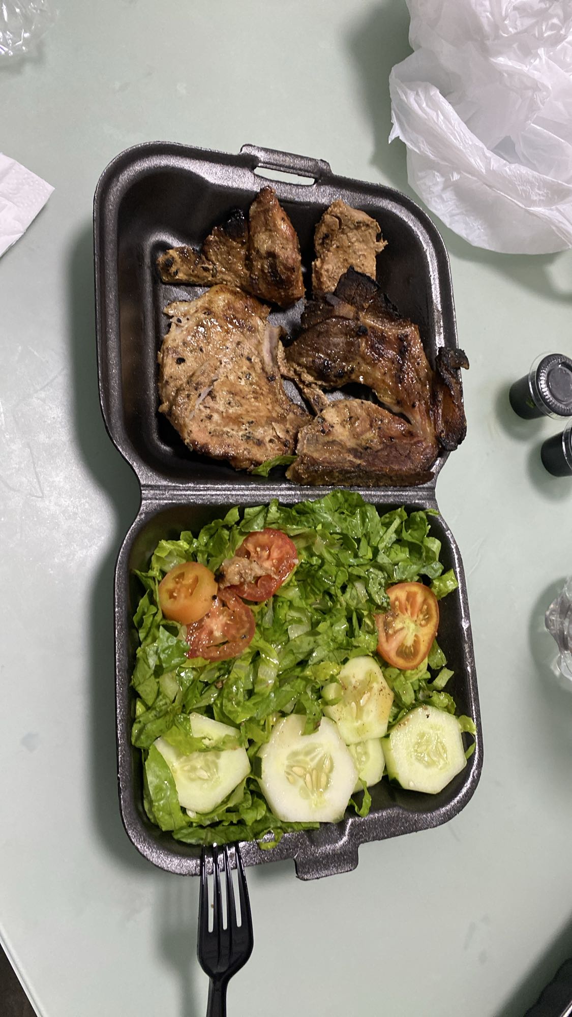 chuletas con ensalada