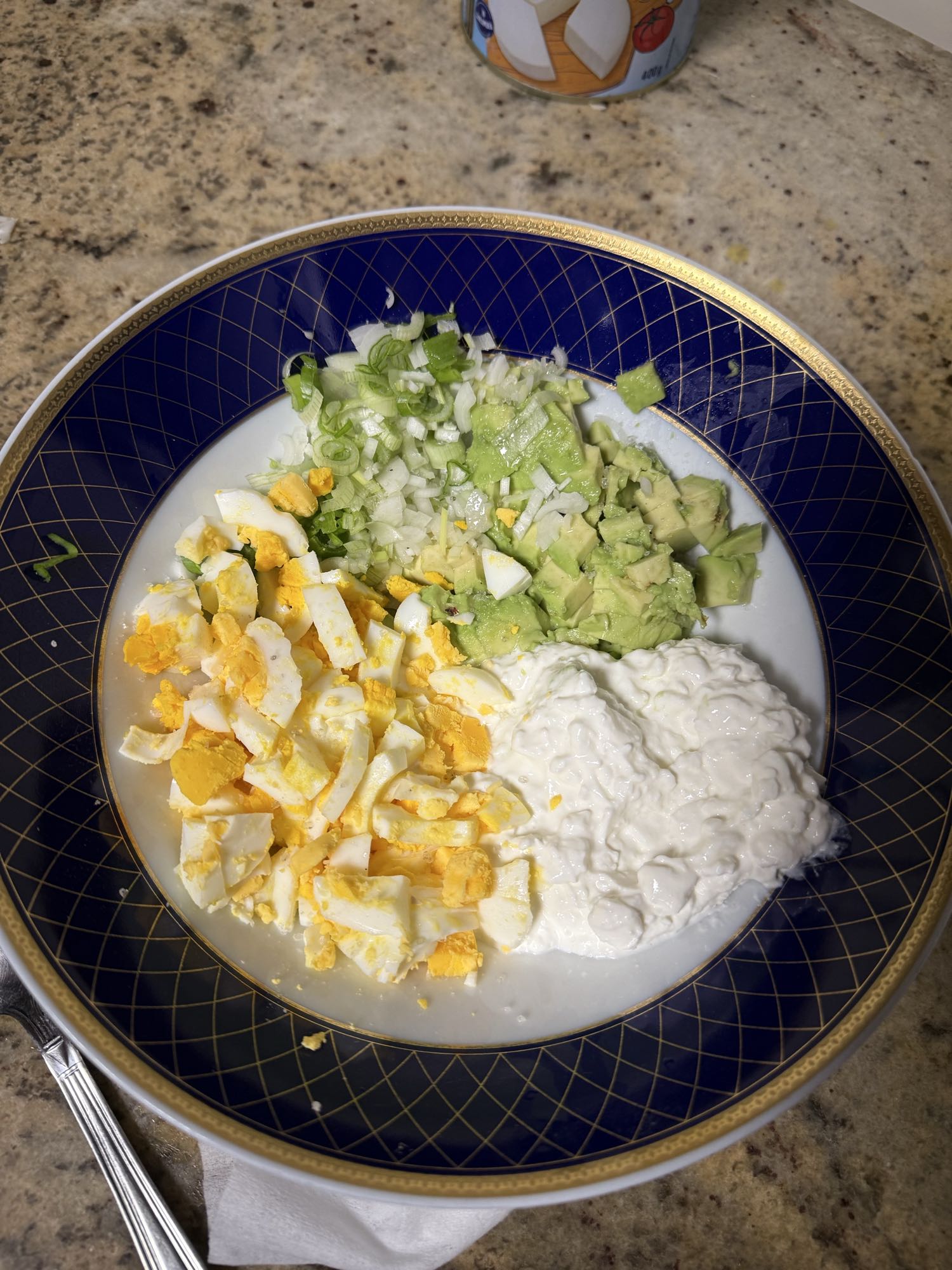 Salată cu ou și avocado