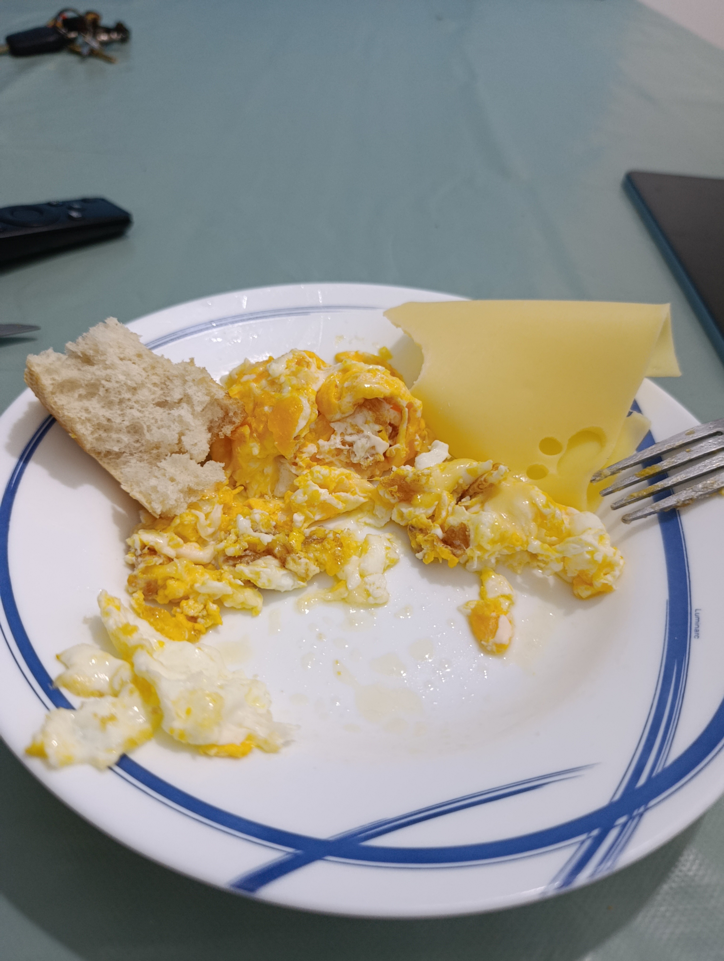 huevos con queso y pan