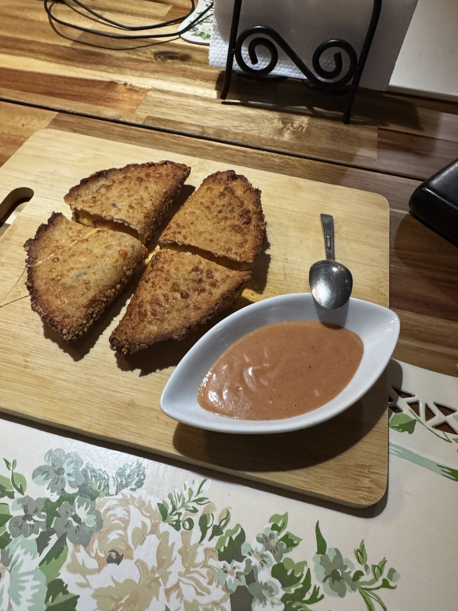 sándwich frito con salsa