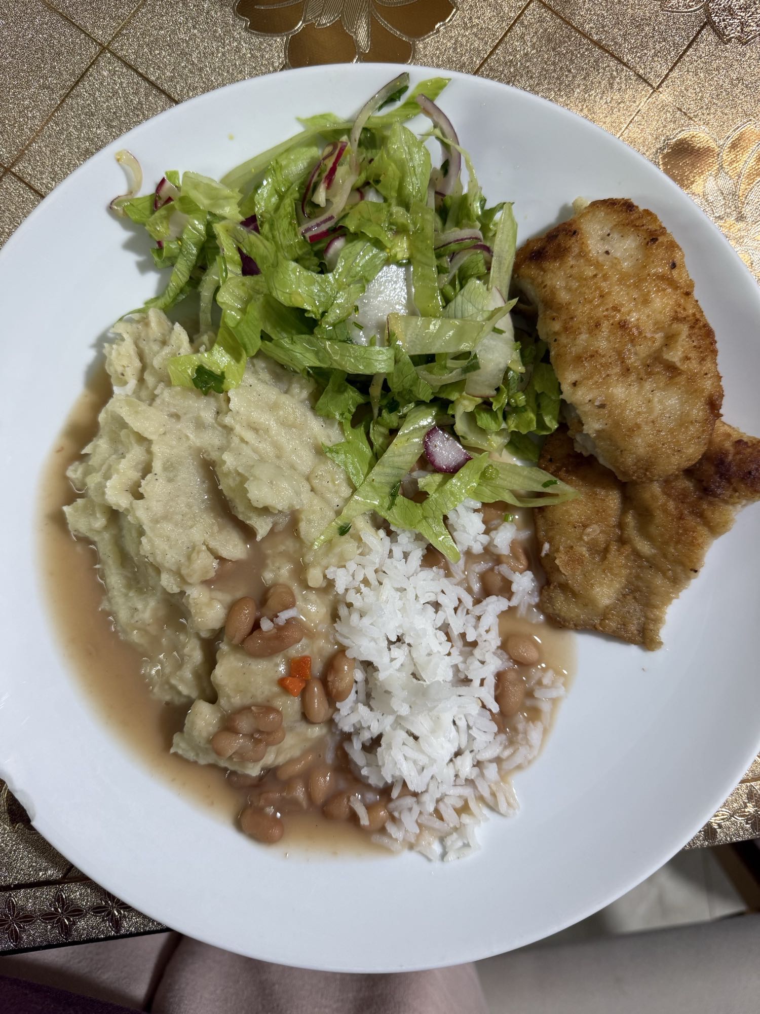 Frango com purê e salada