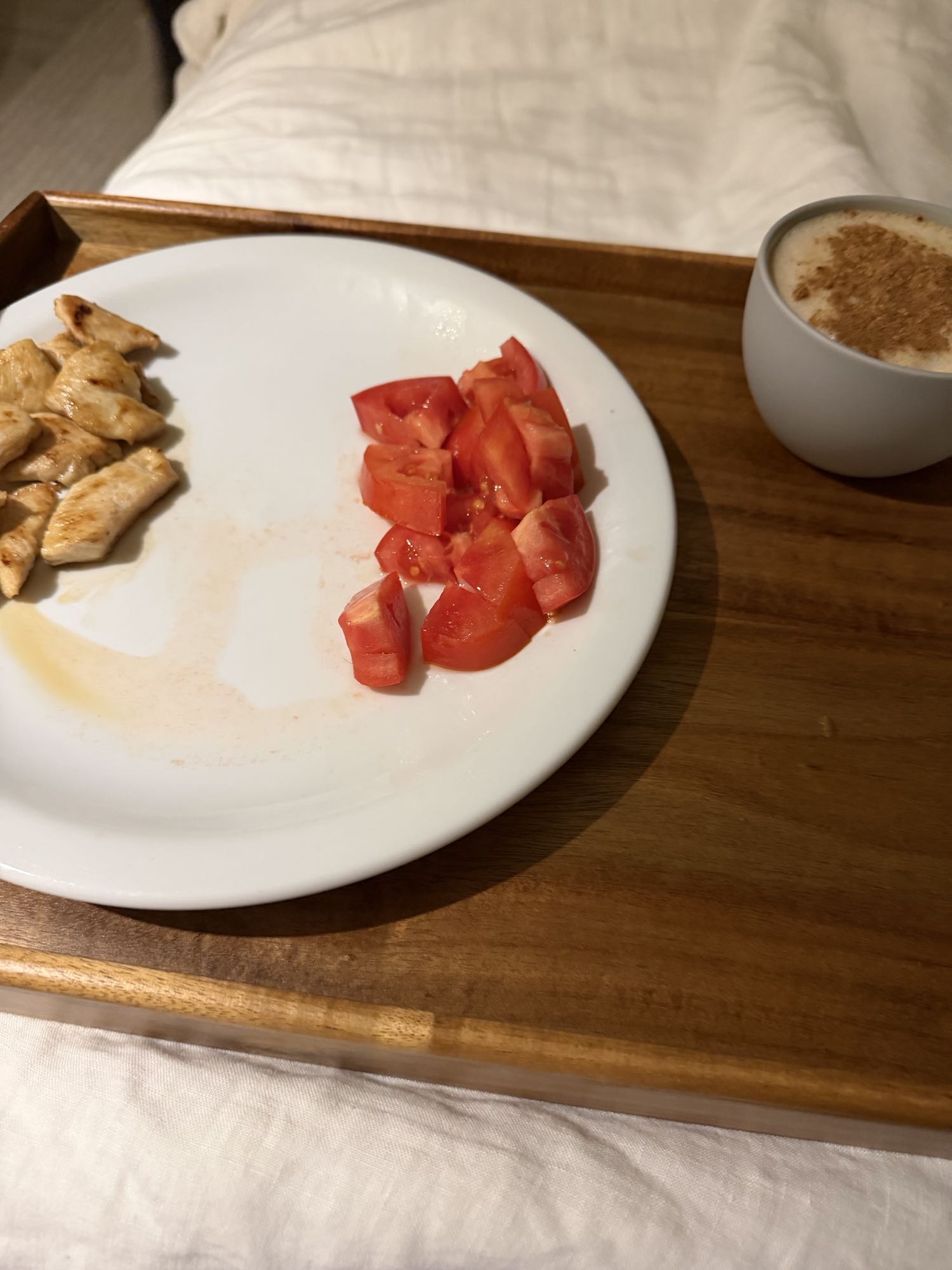 pollo con tomate y café