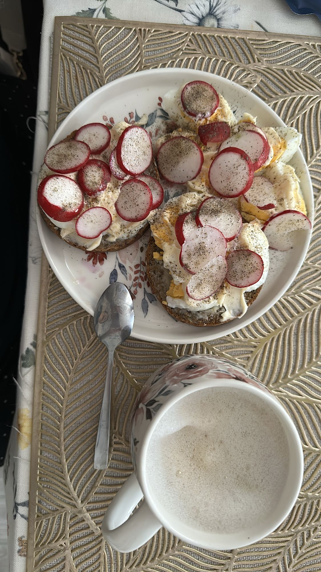 Kanapki z jajkiem i rzodkwią