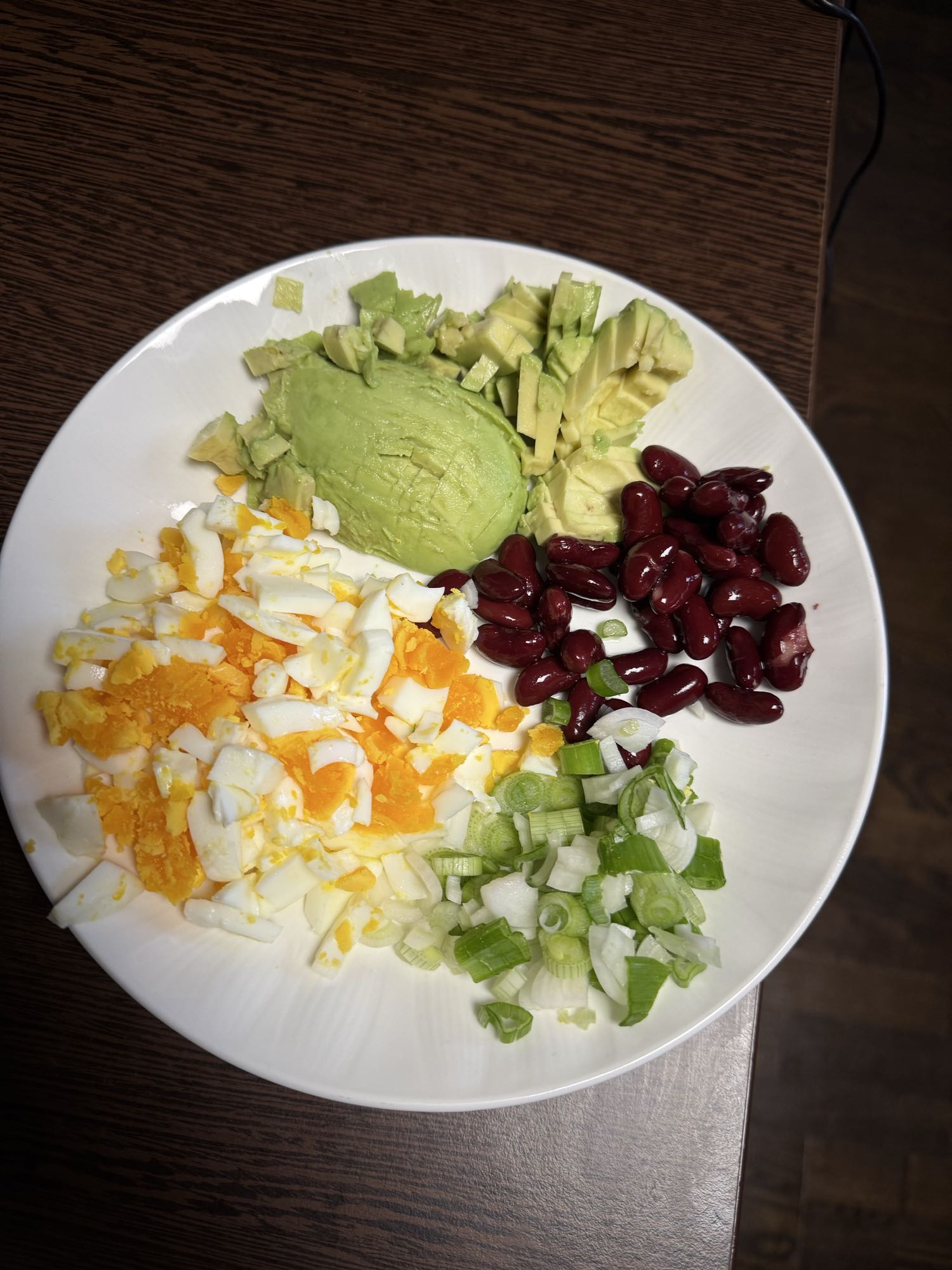 Salată cu ou și avocado