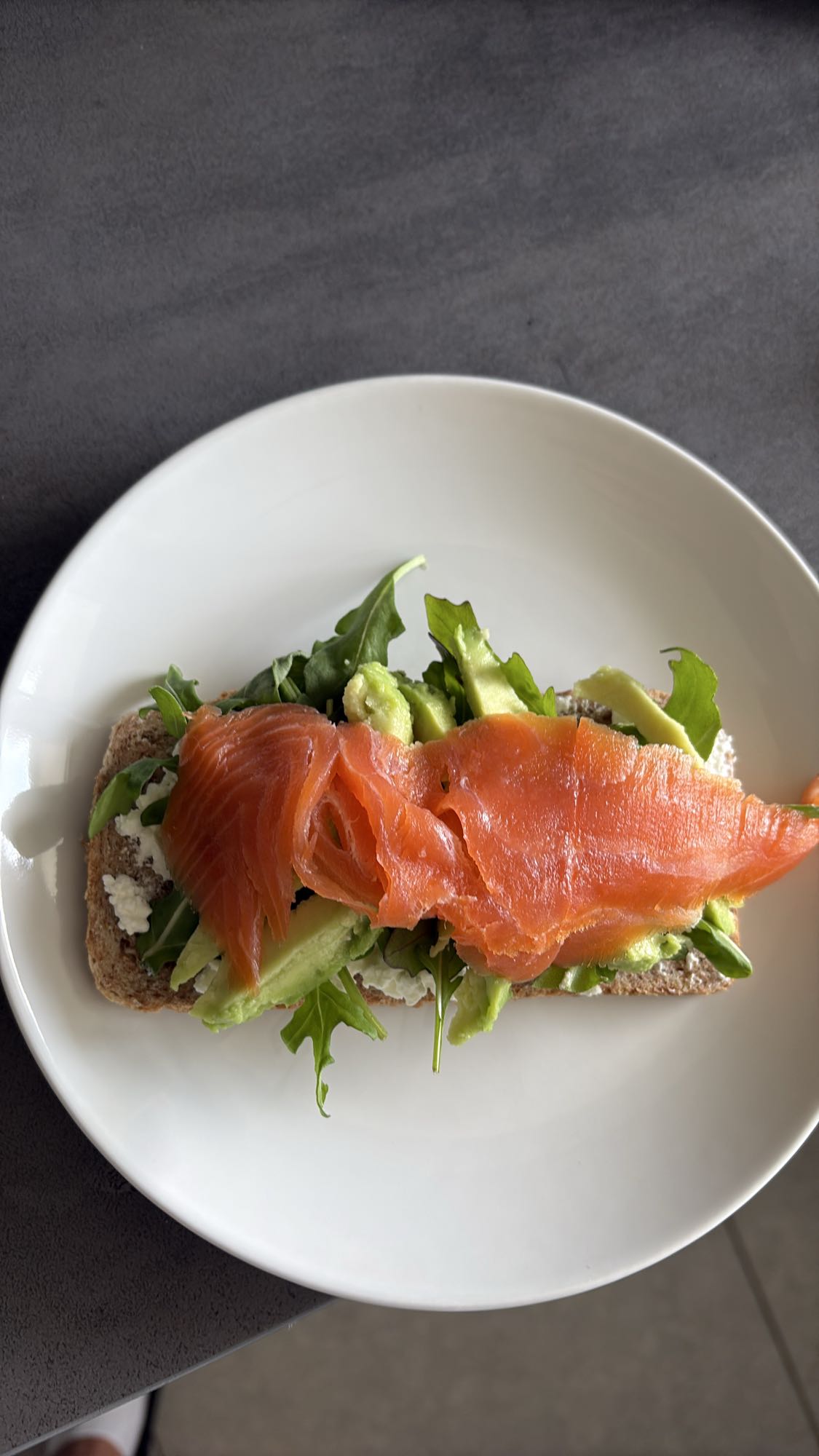 Toast met zalm en avocado