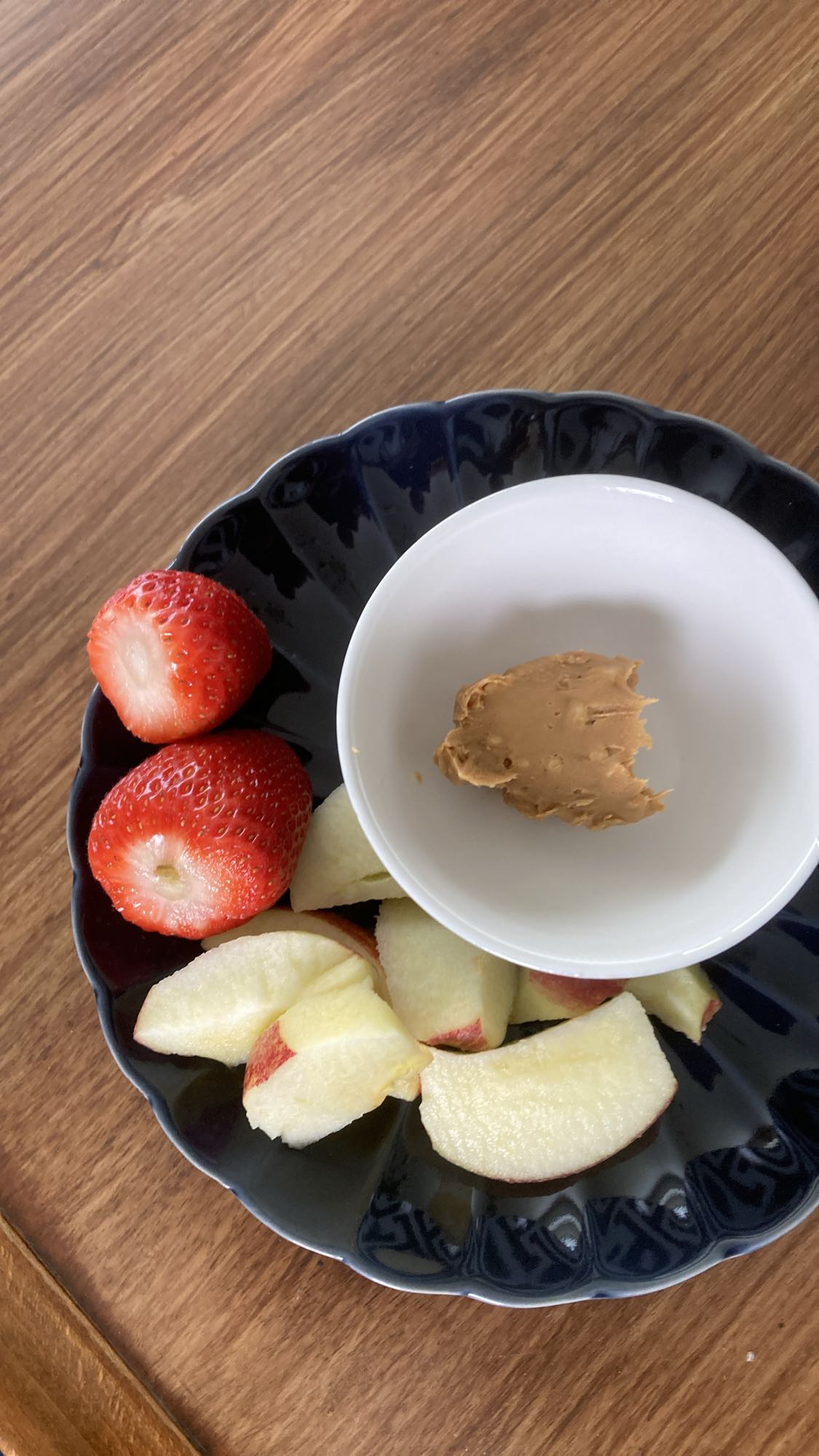 Jordgubbar äpple jordnötssmör