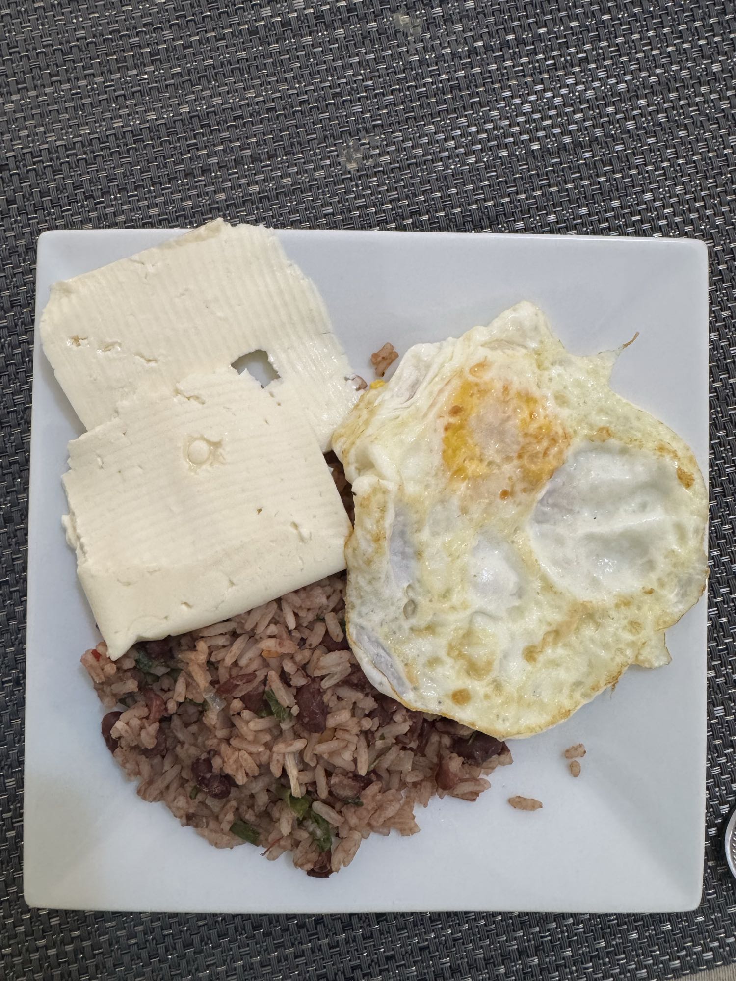 arroz con habichuelas y huevo