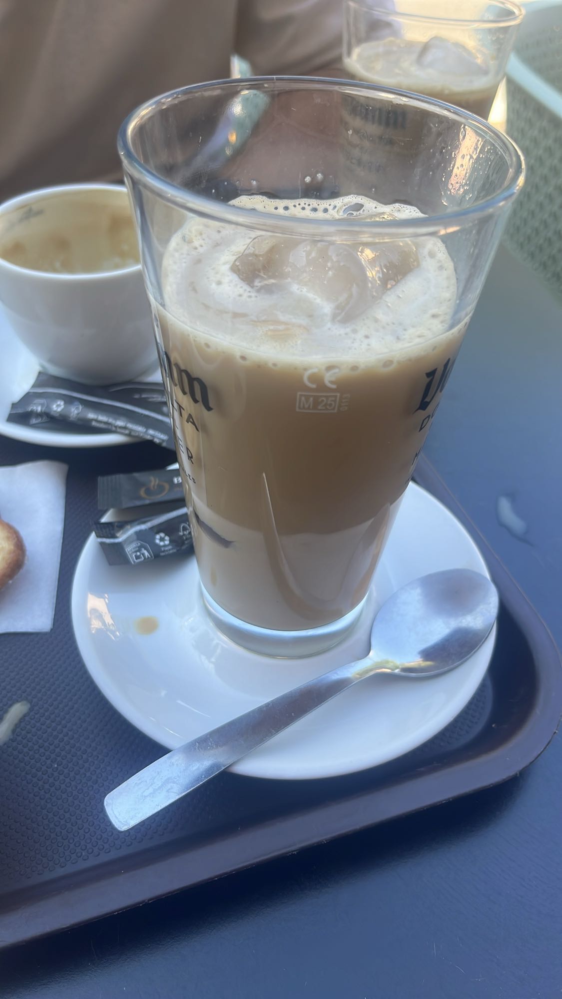 café con leche con hielo