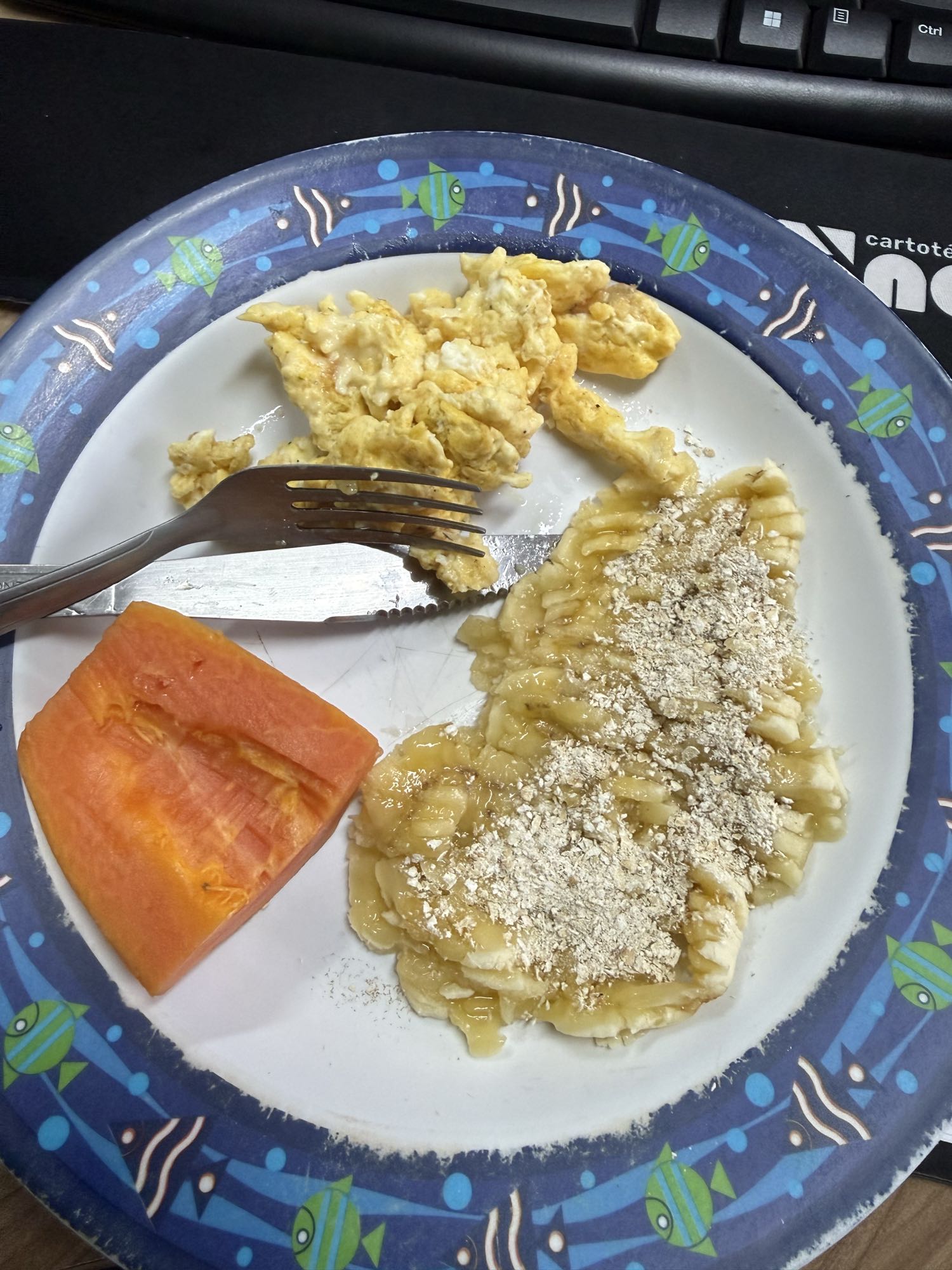 Ovos com banana e mamão