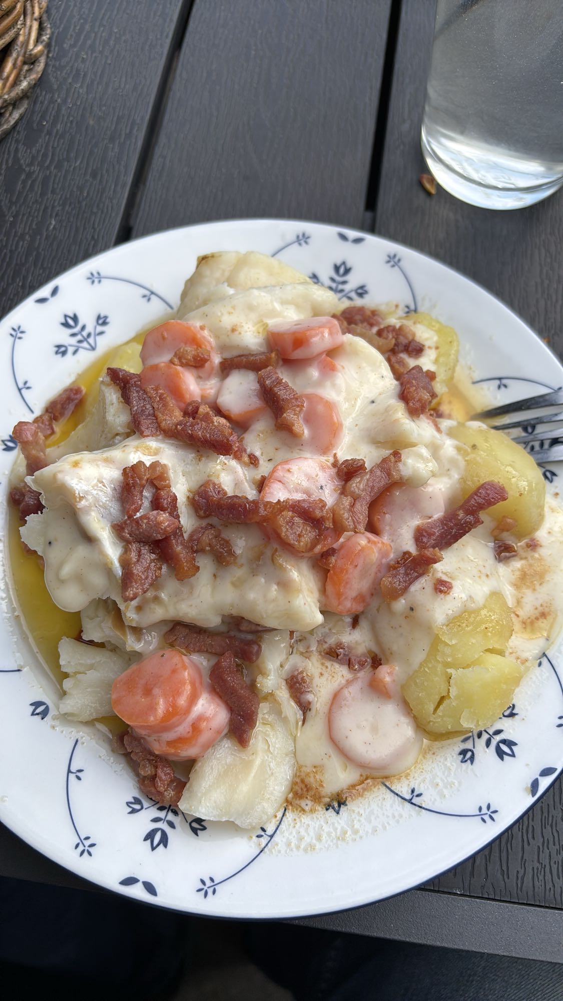 Fisk med hvit saus