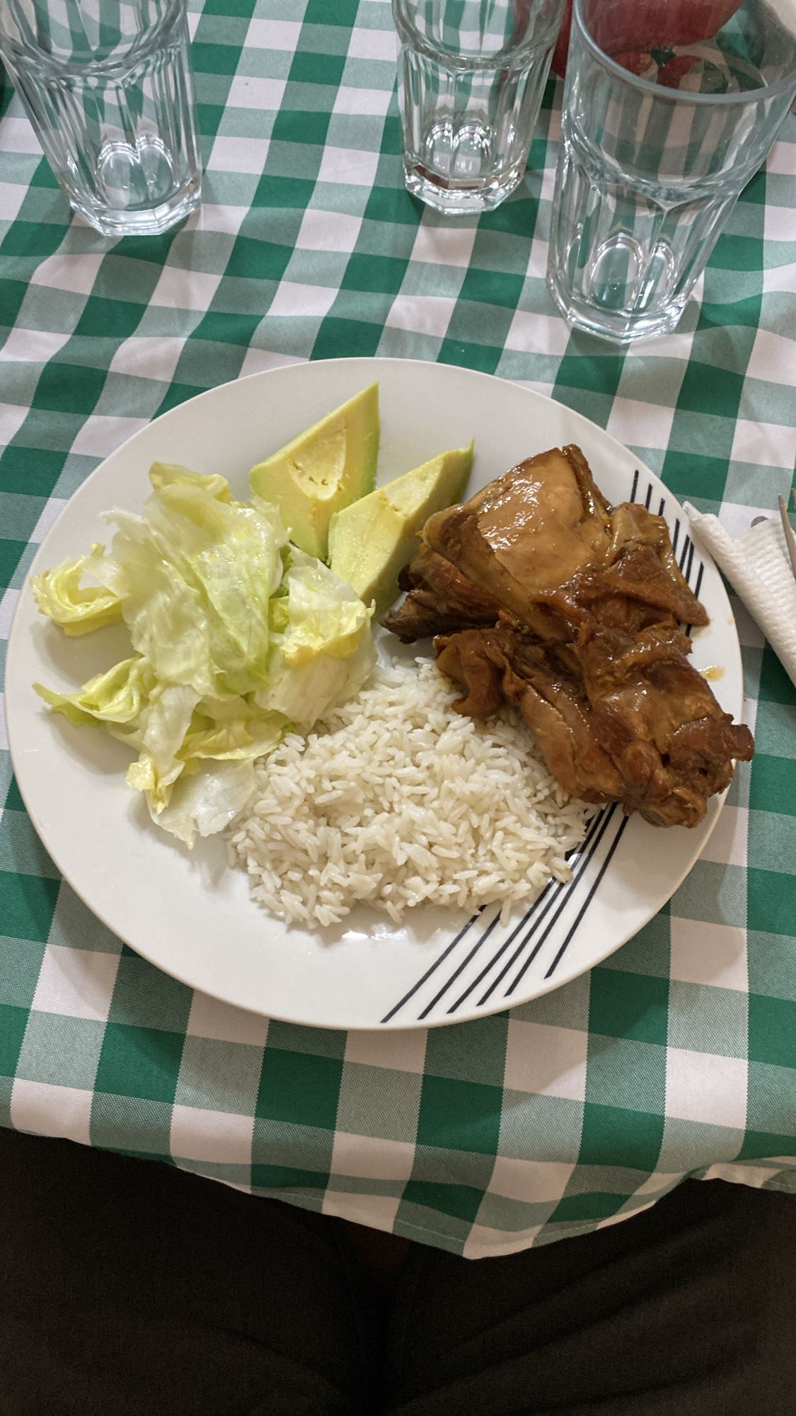 Arroz con pollo y aguacate