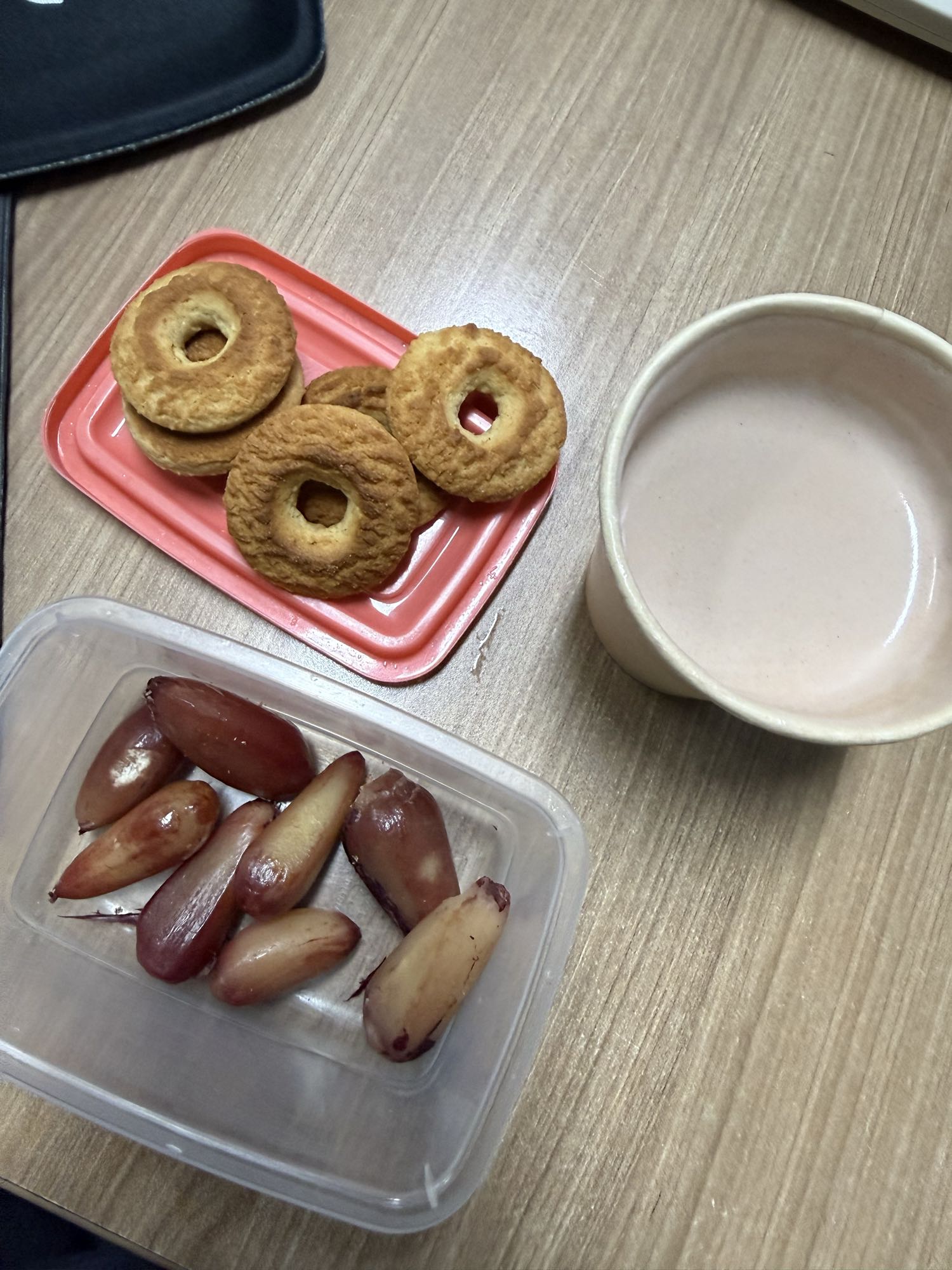 Biscoitos, uvas e bebida