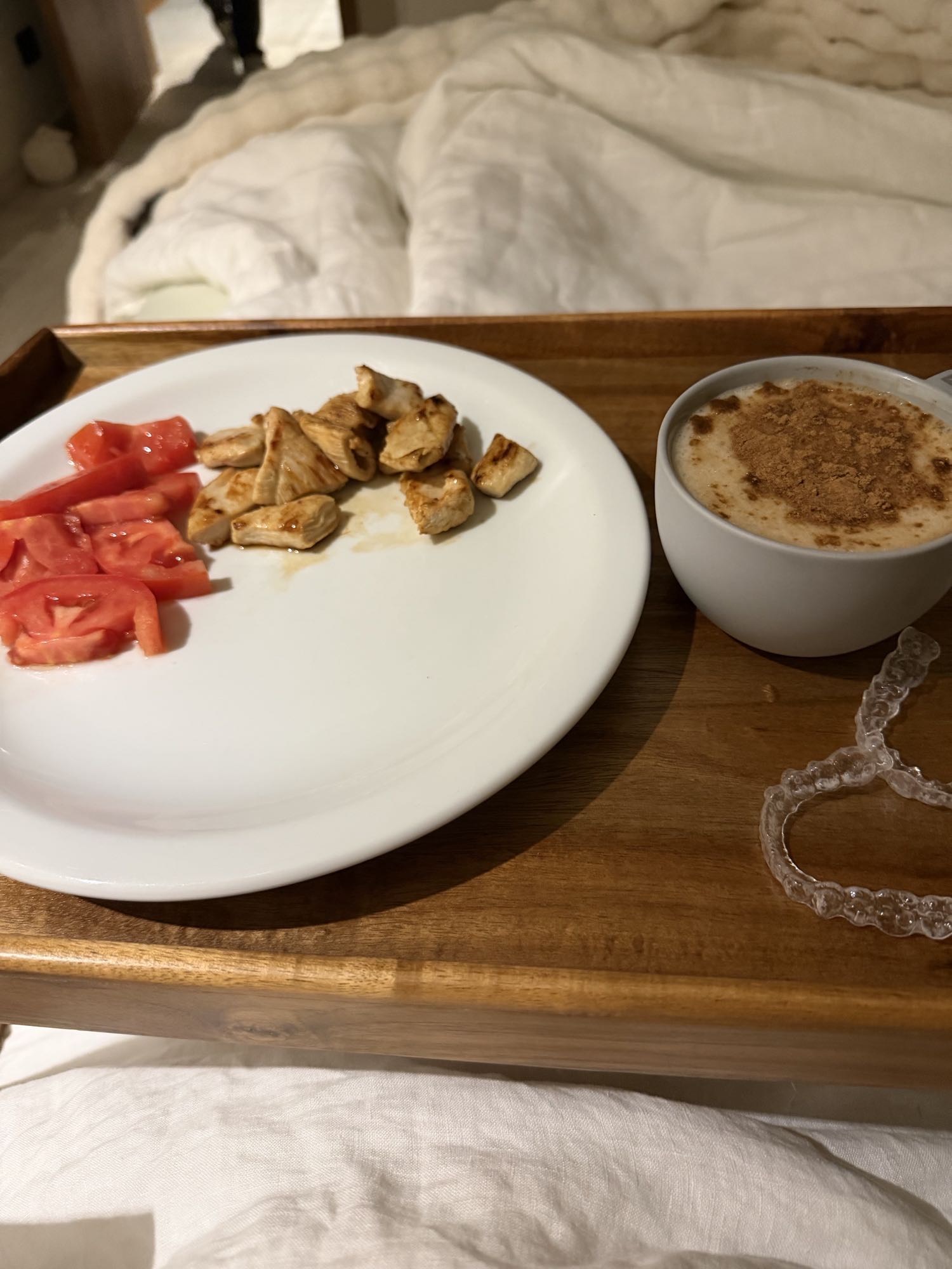 pollo con tomate y café