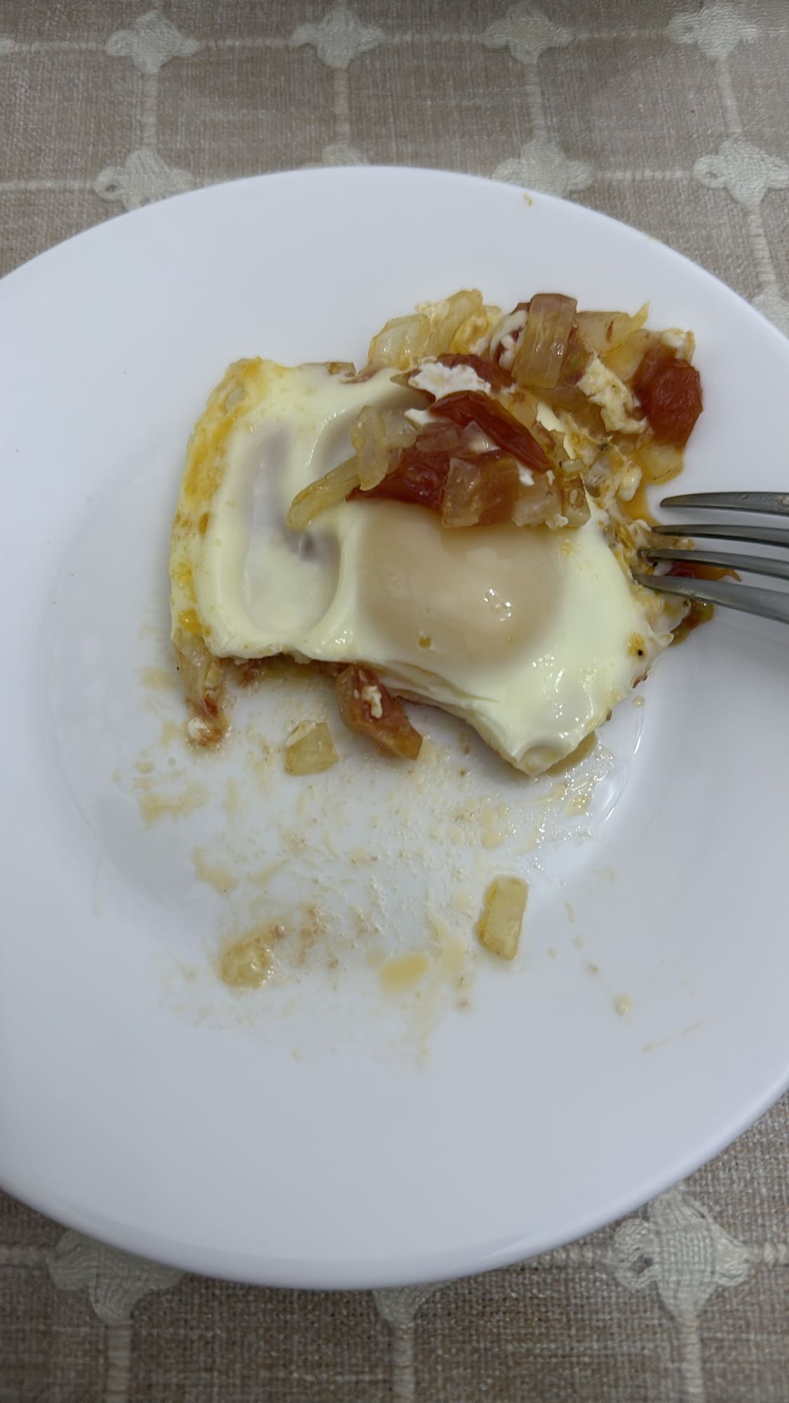 Яичница с луком и томатом