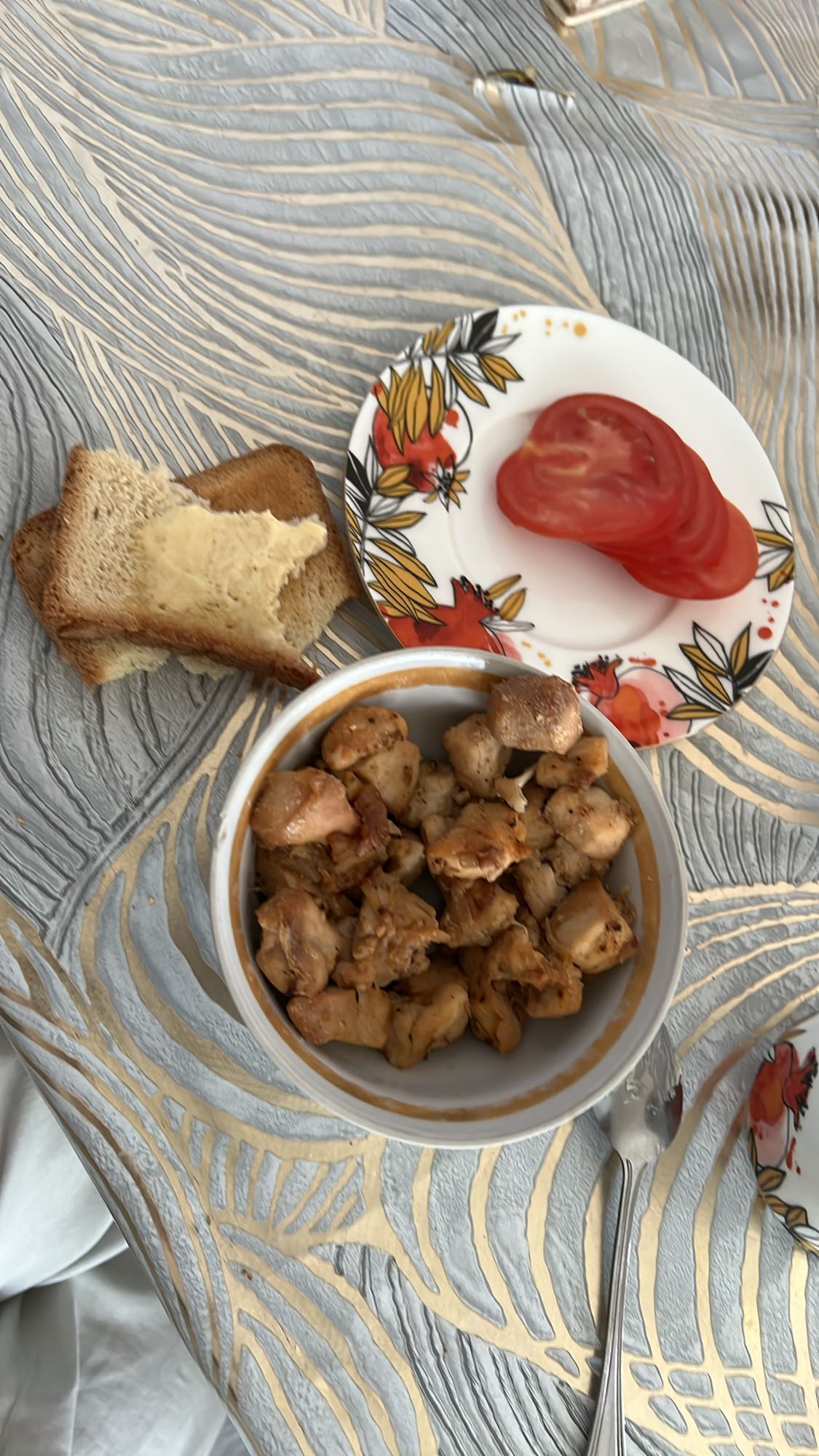 Курица с хлебом и томатом
