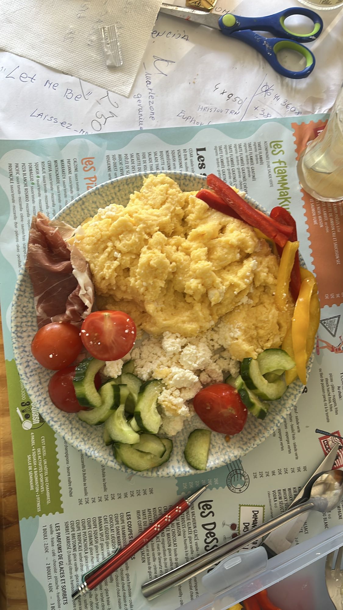 Oeufs brouillés et crudités