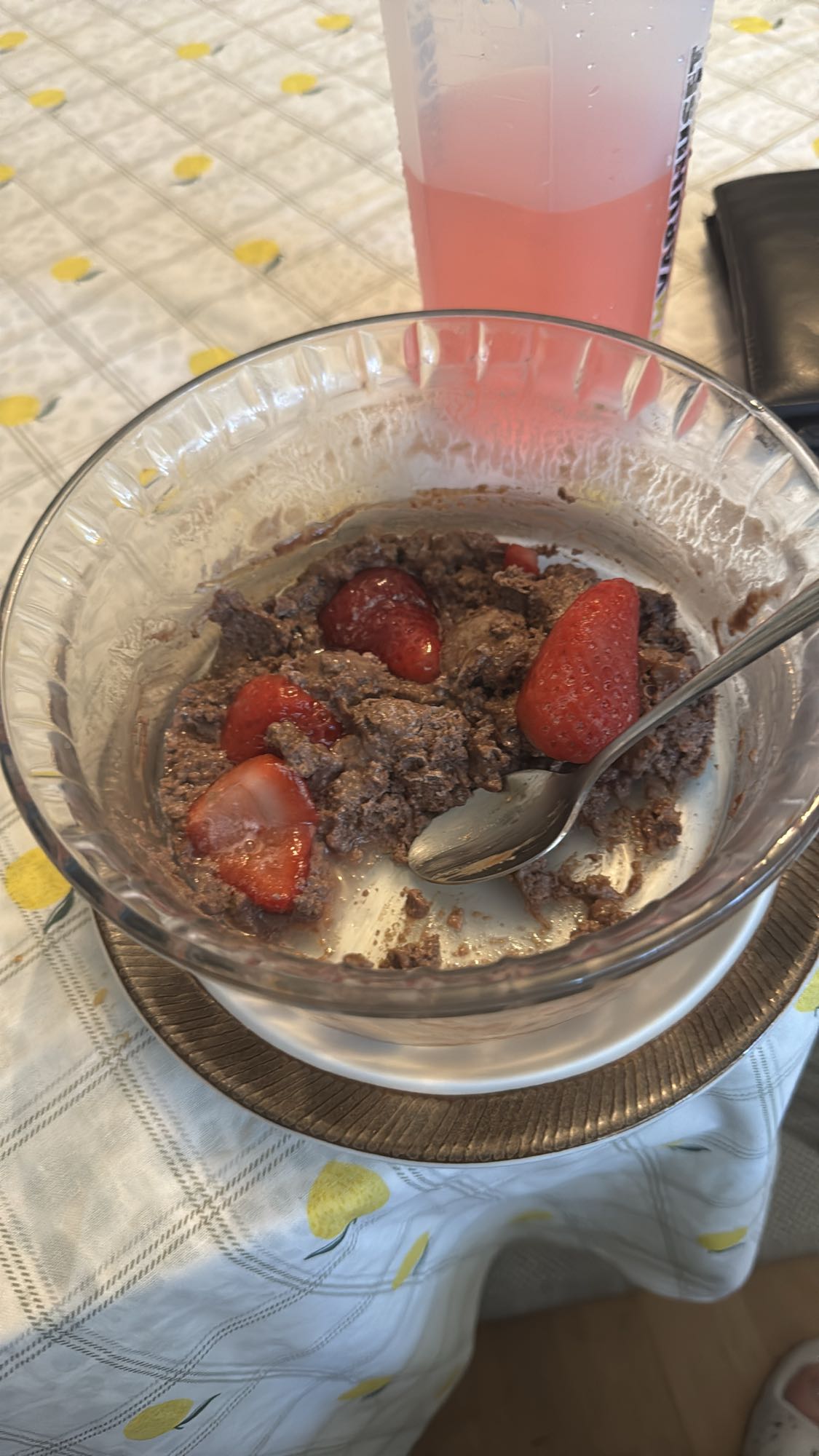 Chokladkaka med jordgubbar