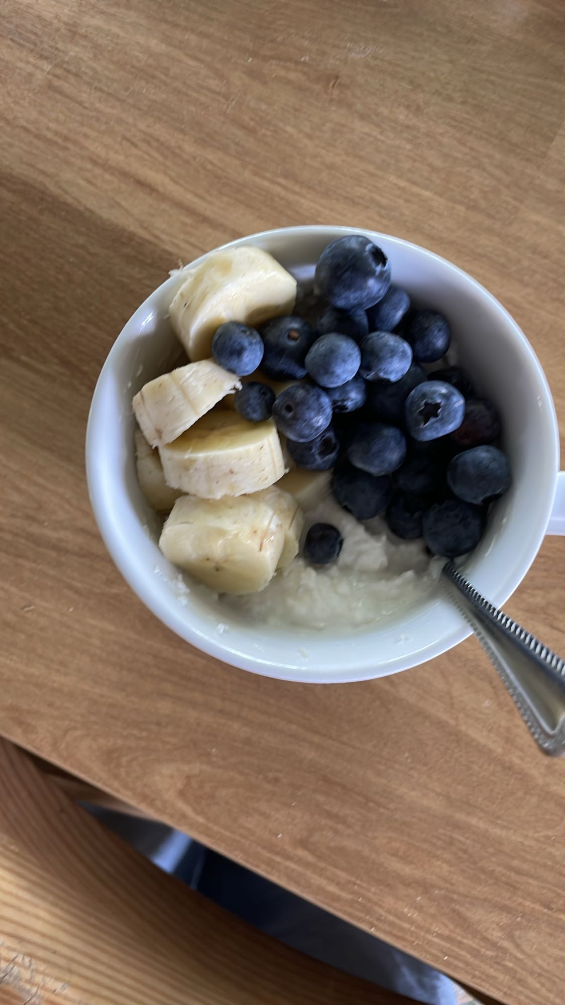 Jogurt grecki z wiórkami kokosowymi, bananem i borówkami