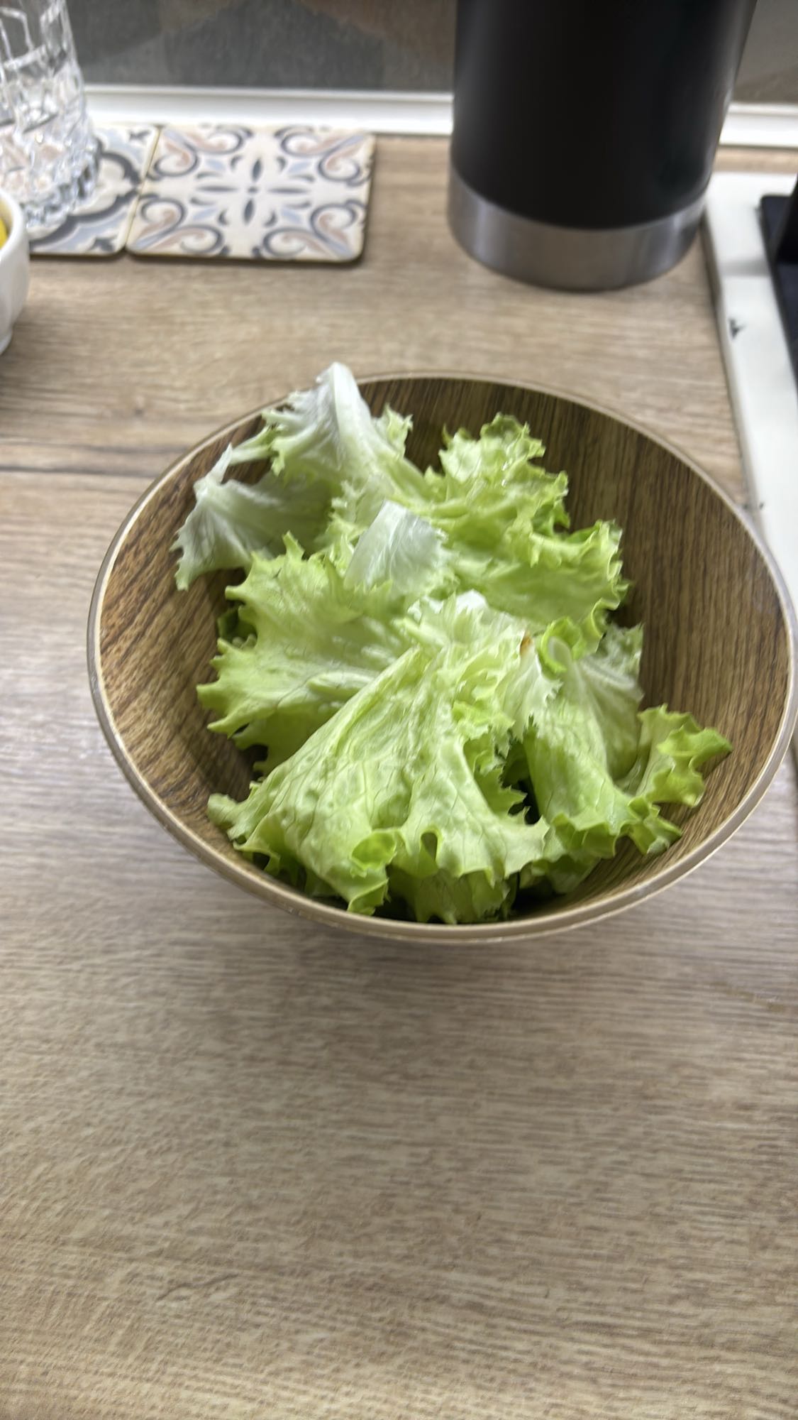 Salată verde cu puțin ulei de măsline, sare și lămâie