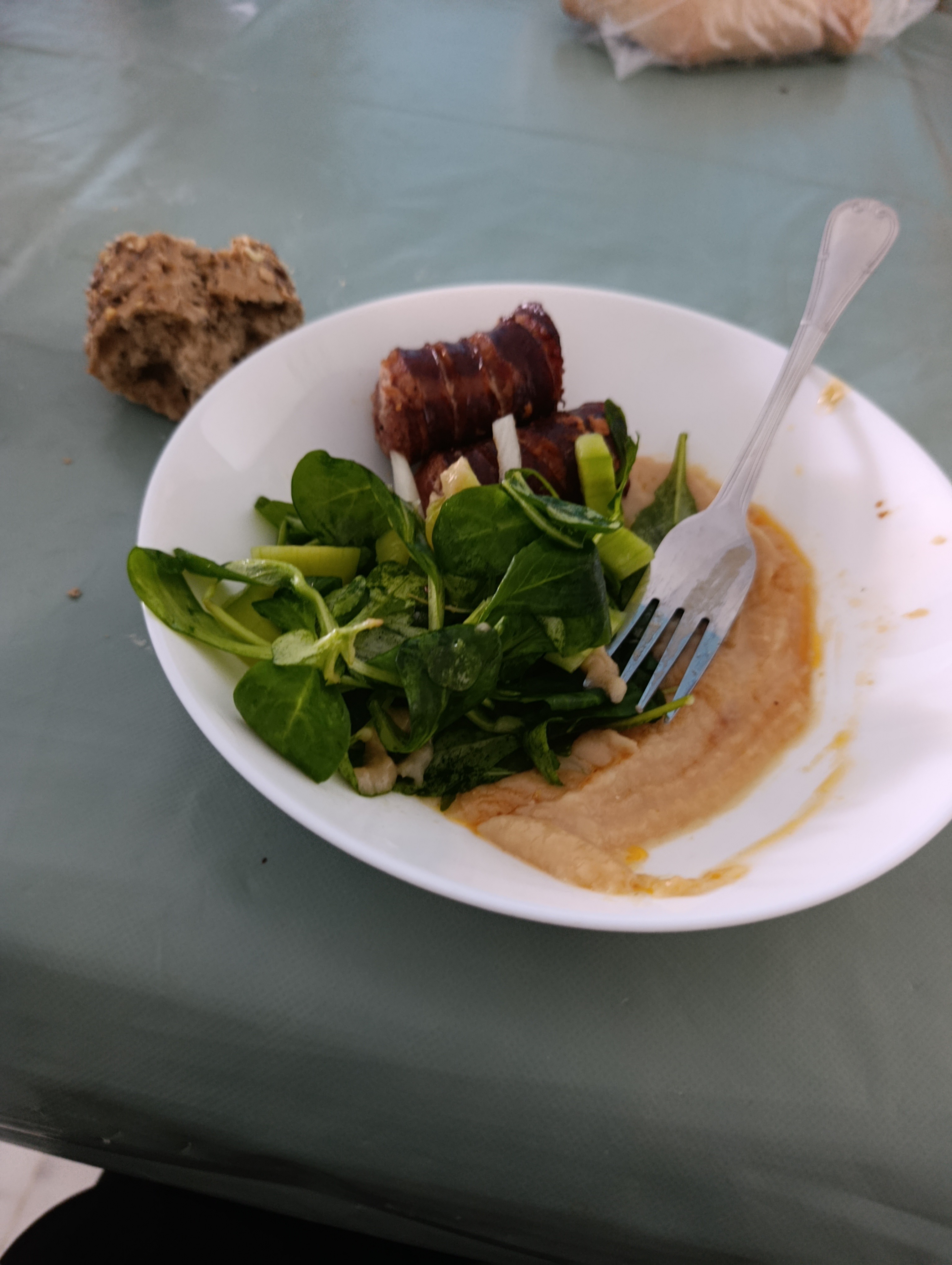 ensalada con hummus y carne