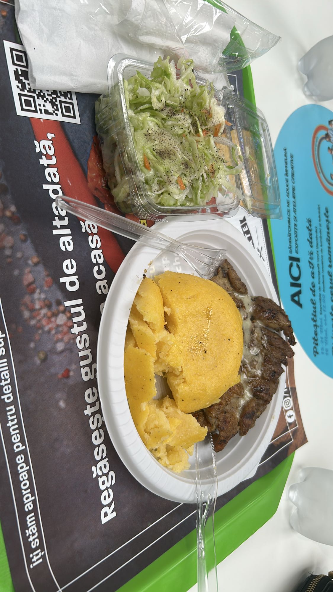Pulpa de pui dezosata cu mamaliga si salata